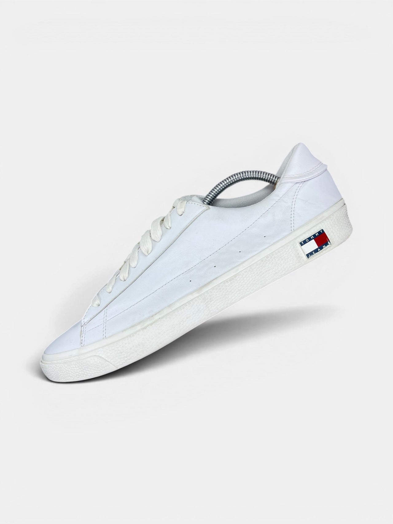 Tommy Hilfiger Sneakers — buty sportowe męskie w bardzo dobrym stanie rozmiar 44, zewnętrzny panel lewego buta