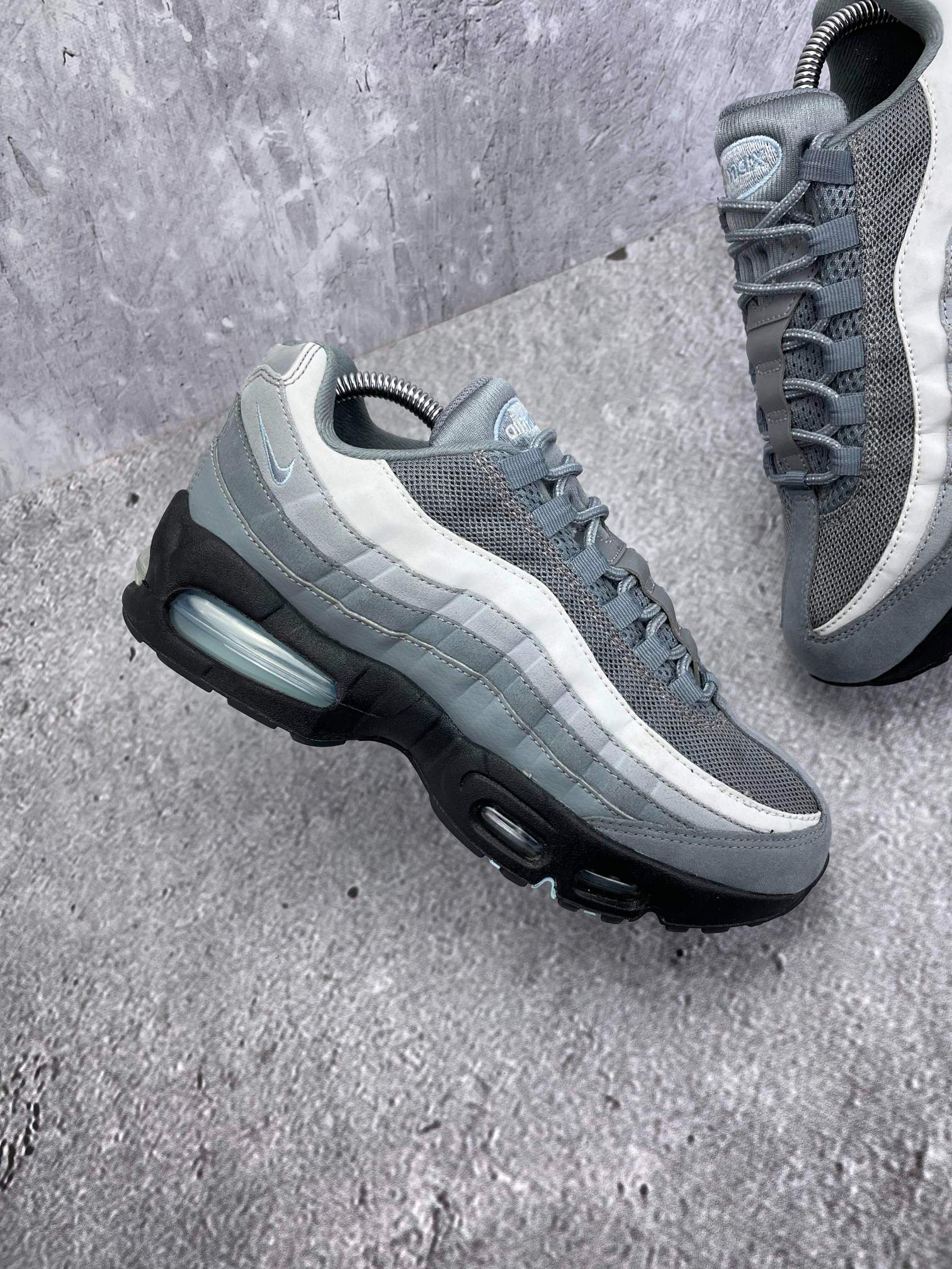 Nike Air Max 95 Cool Grey Psychic Blue — buty sportowe damskie w bardzo dobrym stanie rozmiar 40, zewnętrzny panel prawego buta