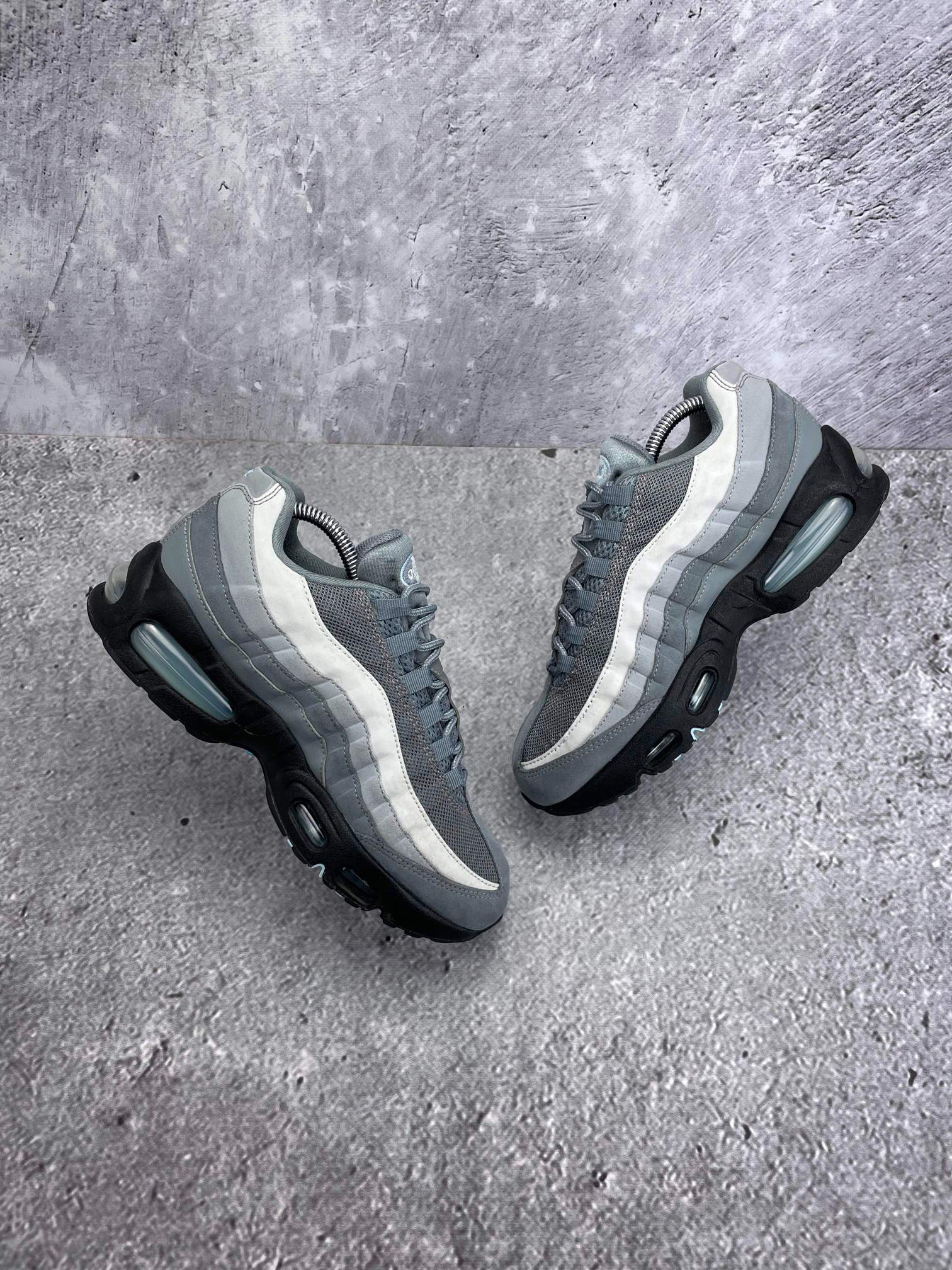 Nike Air Max 95 Cool Grey Psychic Blue — buty sportowe damskie w bardzo dobrym stanie rozmiar 40, widok z góry na wewnętrzną stronę butów