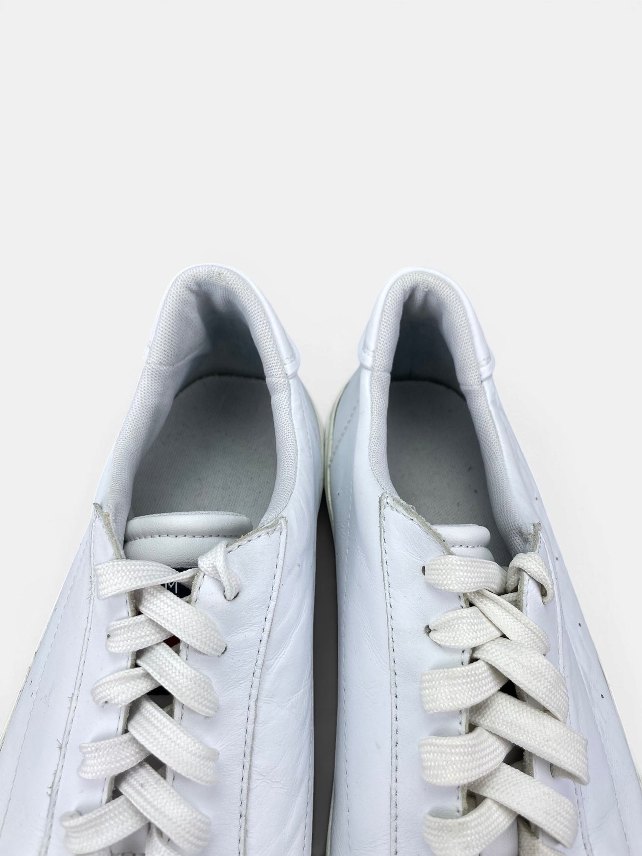 Tommy Hilfiger Sneakers — buty sportowe męskie w bardzo dobrym stanie rozmiar 44, zapiętki butów