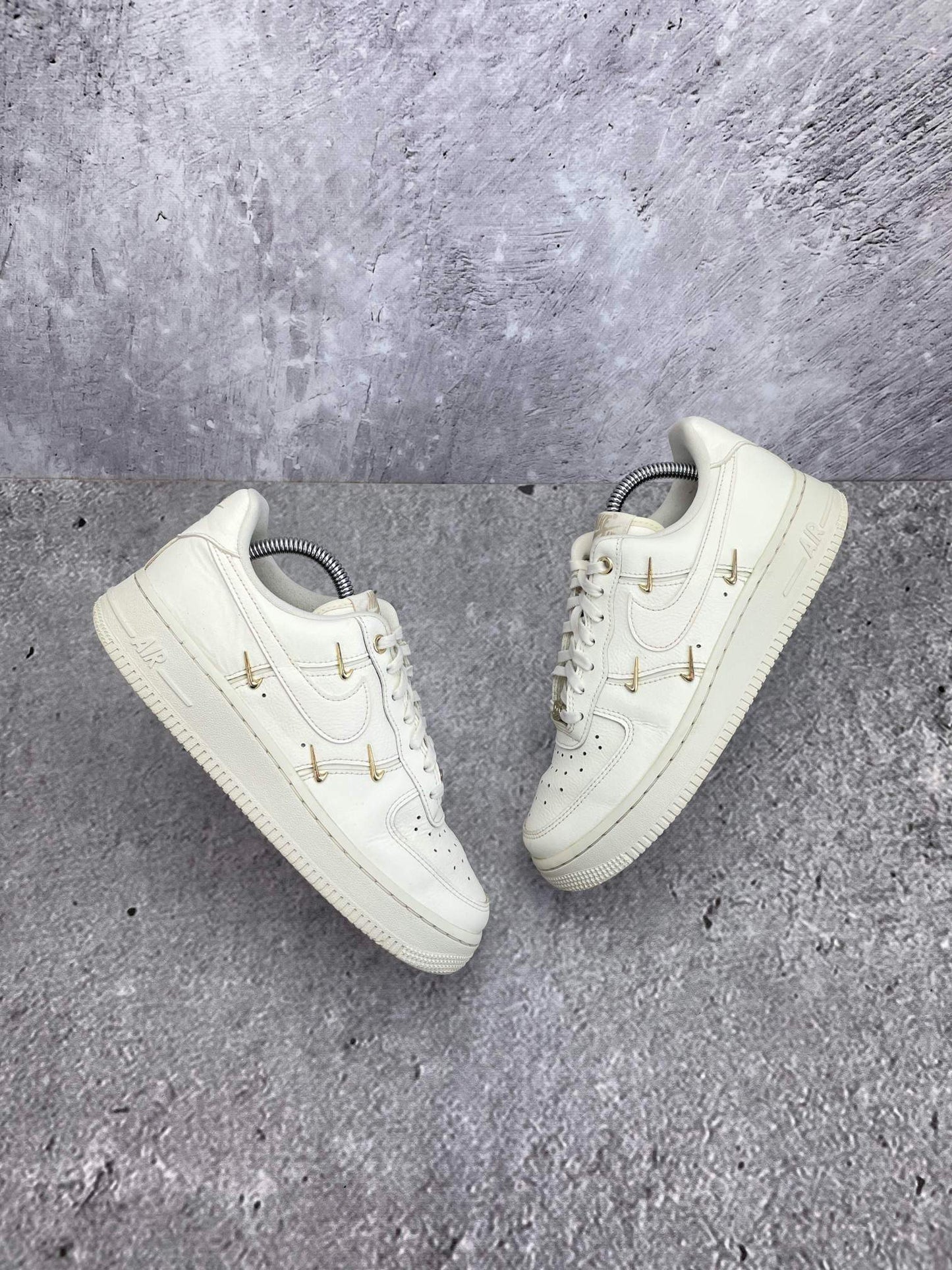Nike Air Force 1 Low — buty sportowe damskie w bardzo dobrym stanie rozmiar 38, widok z góry na zewnętrzną stronę butów
