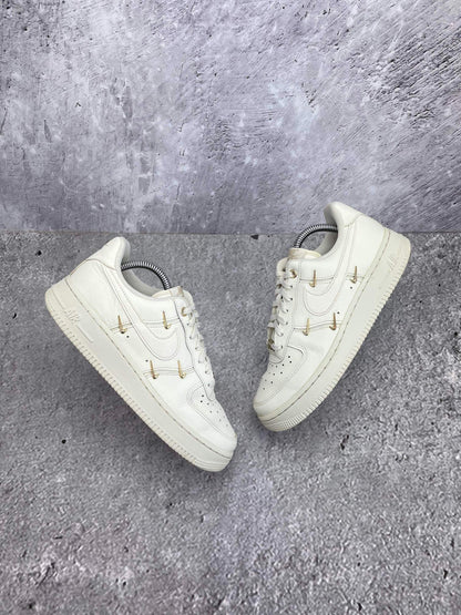 Nike Air Force 1 Low — buty sportowe damskie w bardzo dobrym stanie rozmiar 38, widok z góry na zewnętrzną stronę butów