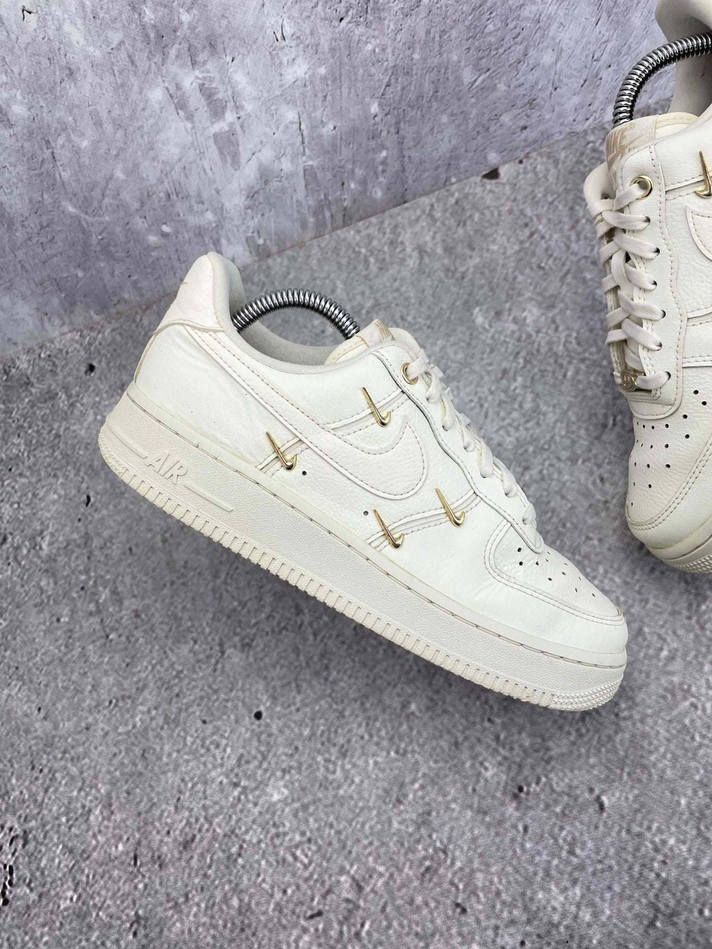 Nike Air Force 1 Low — buty sportowe damskie w bardzo dobrym stanie rozmiar 38, zewnętrzny panel prawego buta