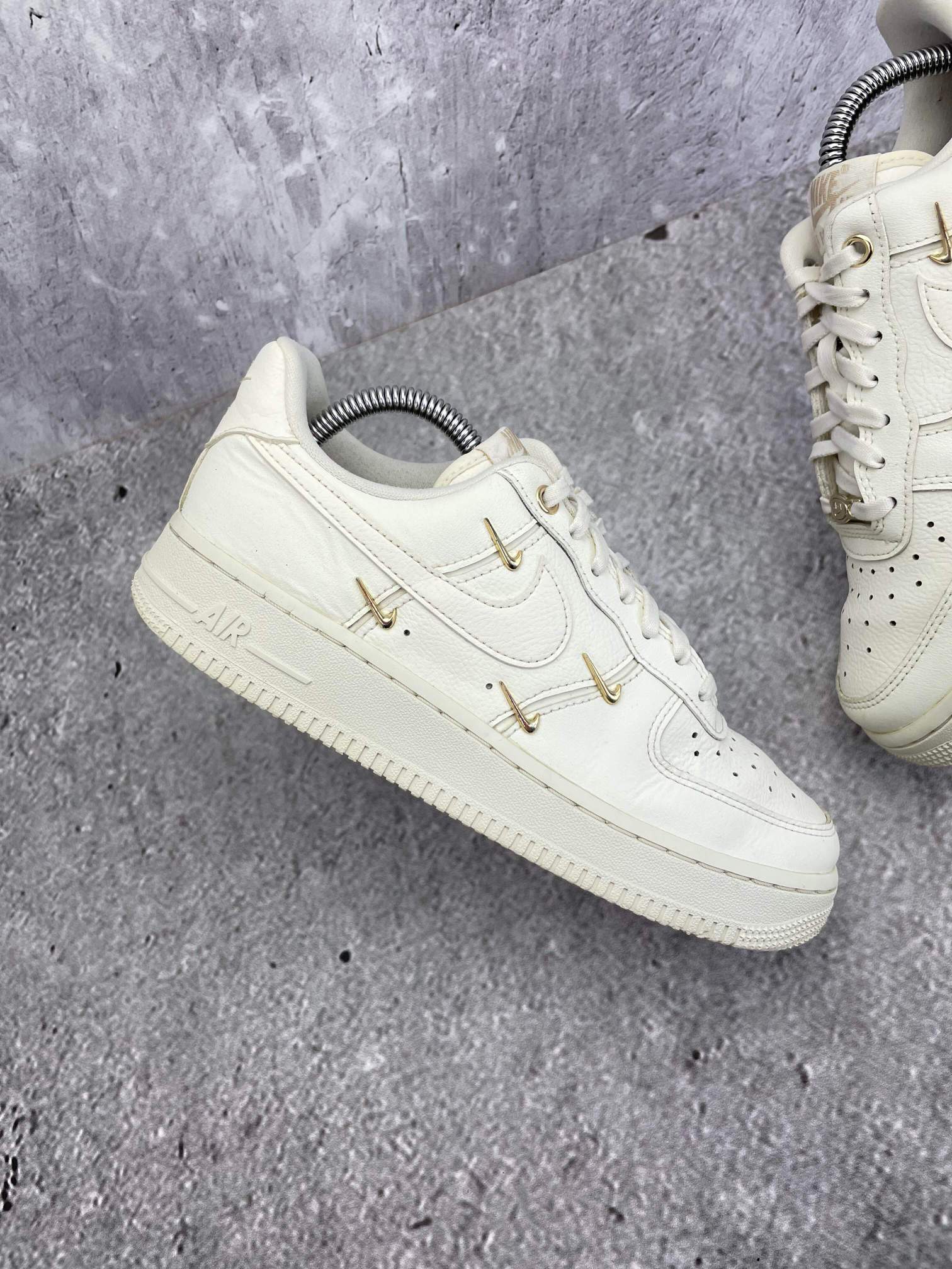 Nike Air Force 1 Low — buty sportowe damskie w bardzo dobrym stanie rozmiar 38, zewnętrzny panel prawego buta