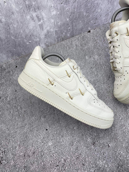 Nike Air Force 1 Low — buty sportowe damskie w bardzo dobrym stanie rozmiar 38, zewnętrzny panel prawego buta