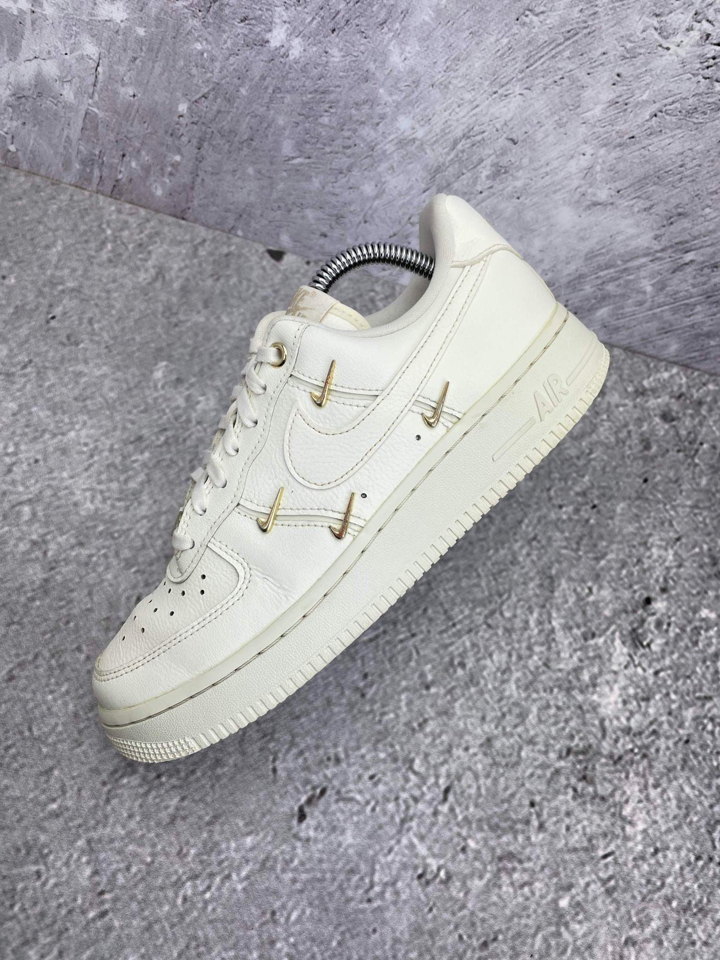 Nike Air Force 1 Low — buty sportowe damskie w bardzo dobrym stanie rozmiar 38, zewnętrzny panel lewego buta
