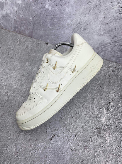 Nike Air Force 1 Low — buty sportowe damskie w bardzo dobrym stanie rozmiar 38, zewnętrzny panel lewego buta