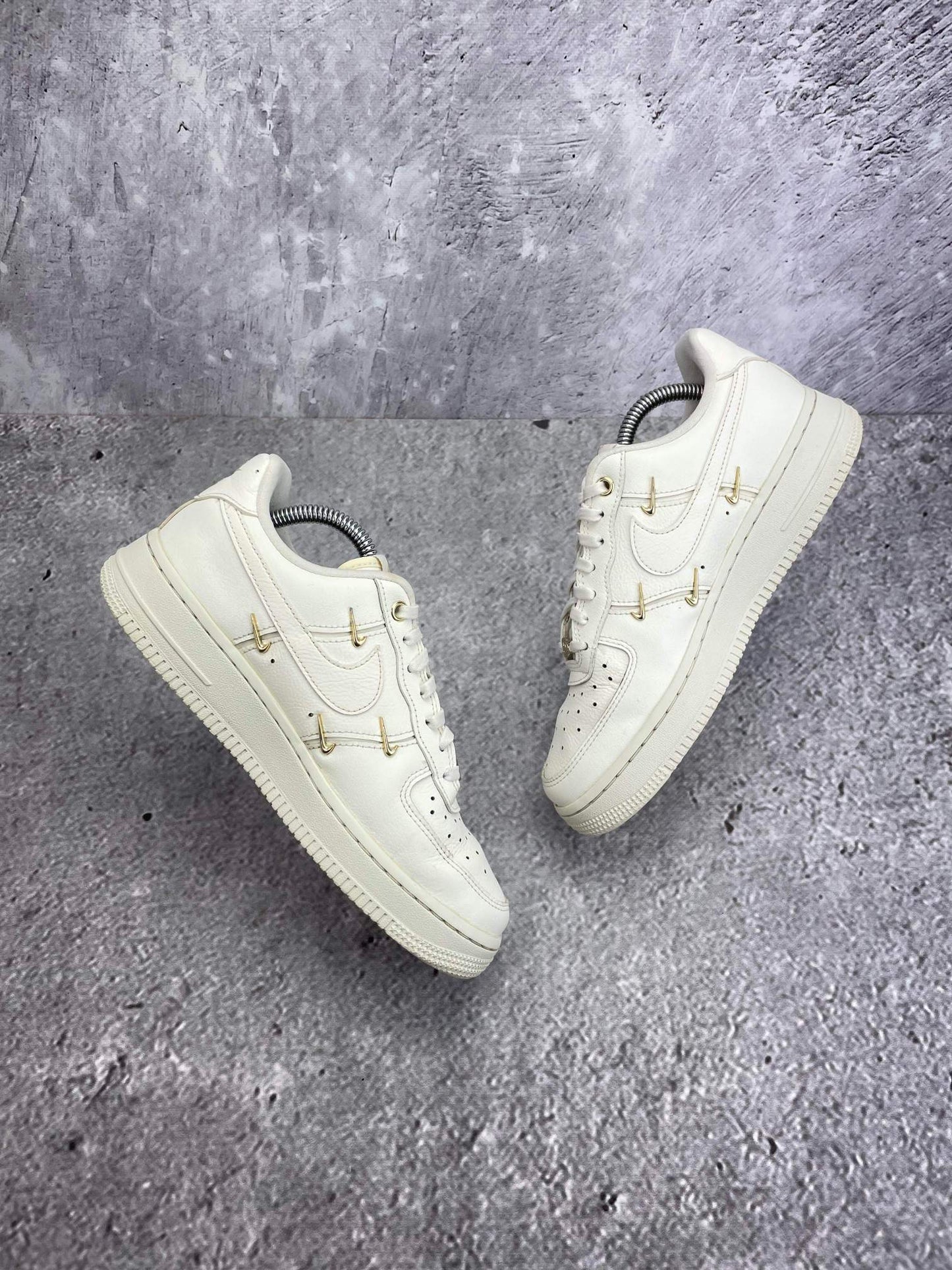 Nike Air Force 1 Low — buty sportowe damskie w bardzo dobrym stanie rozmiar 38, widok z góry na wewnętrzną stronę butów