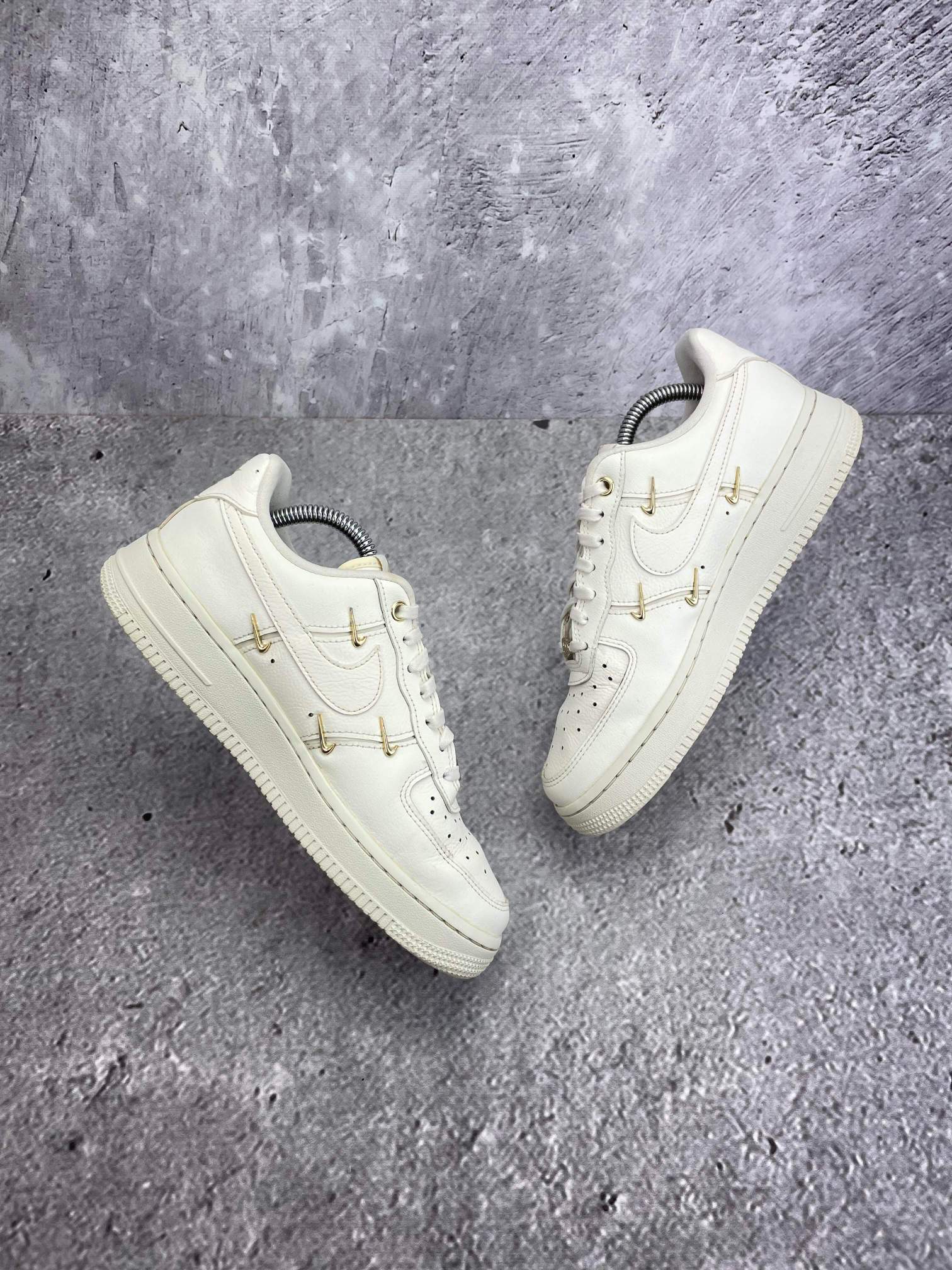 Nike Air Force 1 Low — buty sportowe damskie w bardzo dobrym stanie rozmiar 38, widok z góry na wewnętrzną stronę butów