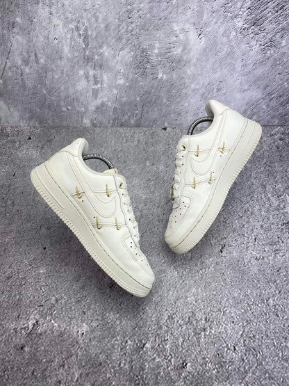 Nike Air Force 1 Low — buty sportowe damskie w bardzo dobrym stanie rozmiar 38, widok z góry na wewnętrzną stronę butów