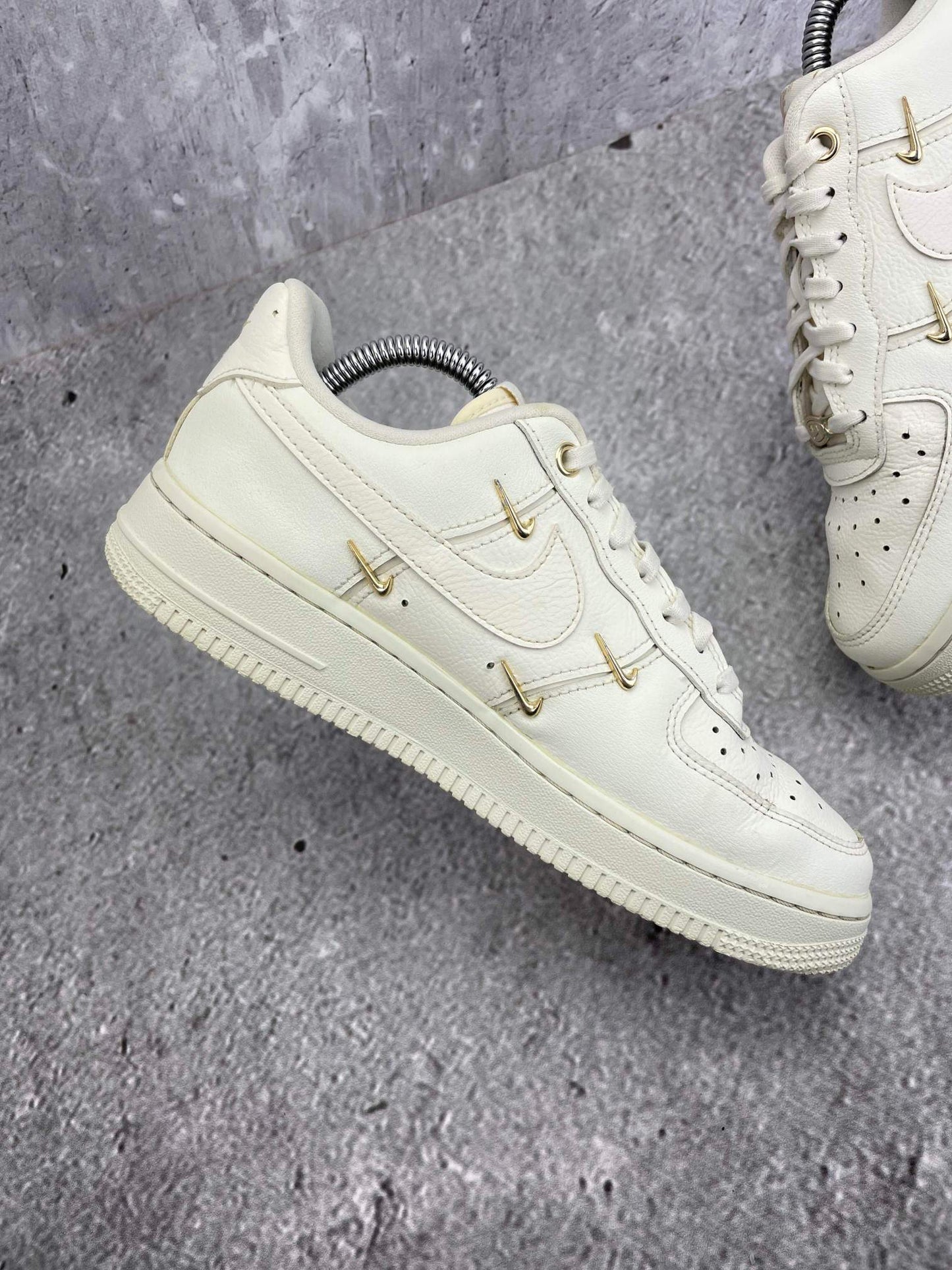 Nike Air Force 1 Low — buty sportowe damskie w bardzo dobrym stanie rozmiar 38, wewnętrzny panel lewego buta