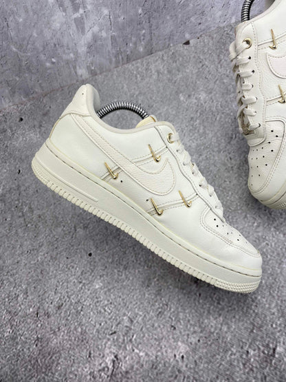 Nike Air Force 1 Low — buty sportowe damskie w bardzo dobrym stanie rozmiar 38, wewnętrzny panel lewego buta