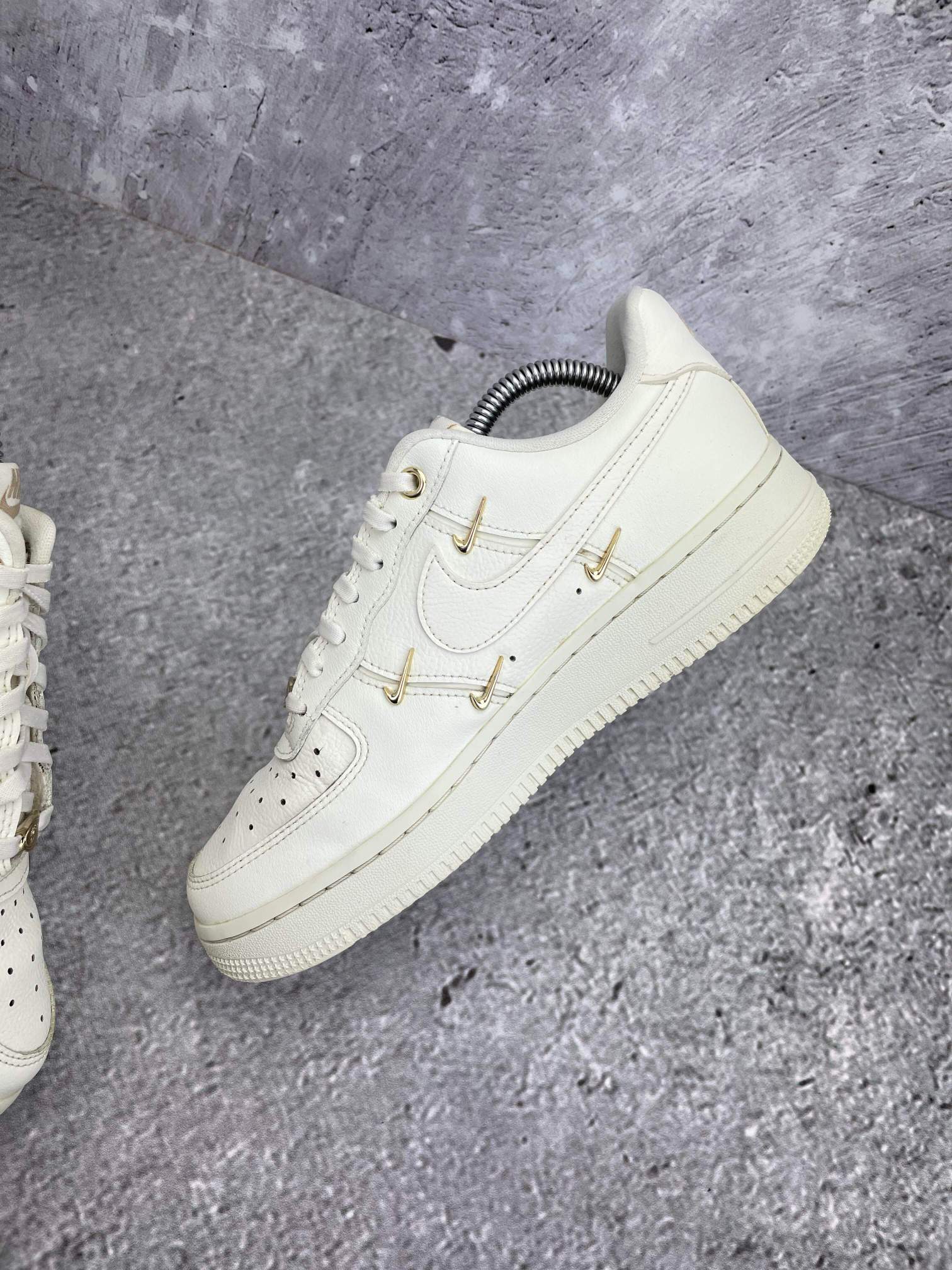 Nike Air Force 1 Low — buty sportowe damskie w bardzo dobrym stanie rozmiar 38, wewnętrzny panel prawego buta