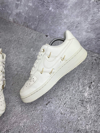 Nike Air Force 1 Low — buty sportowe damskie w bardzo dobrym stanie rozmiar 38, wewnętrzny panel prawego buta