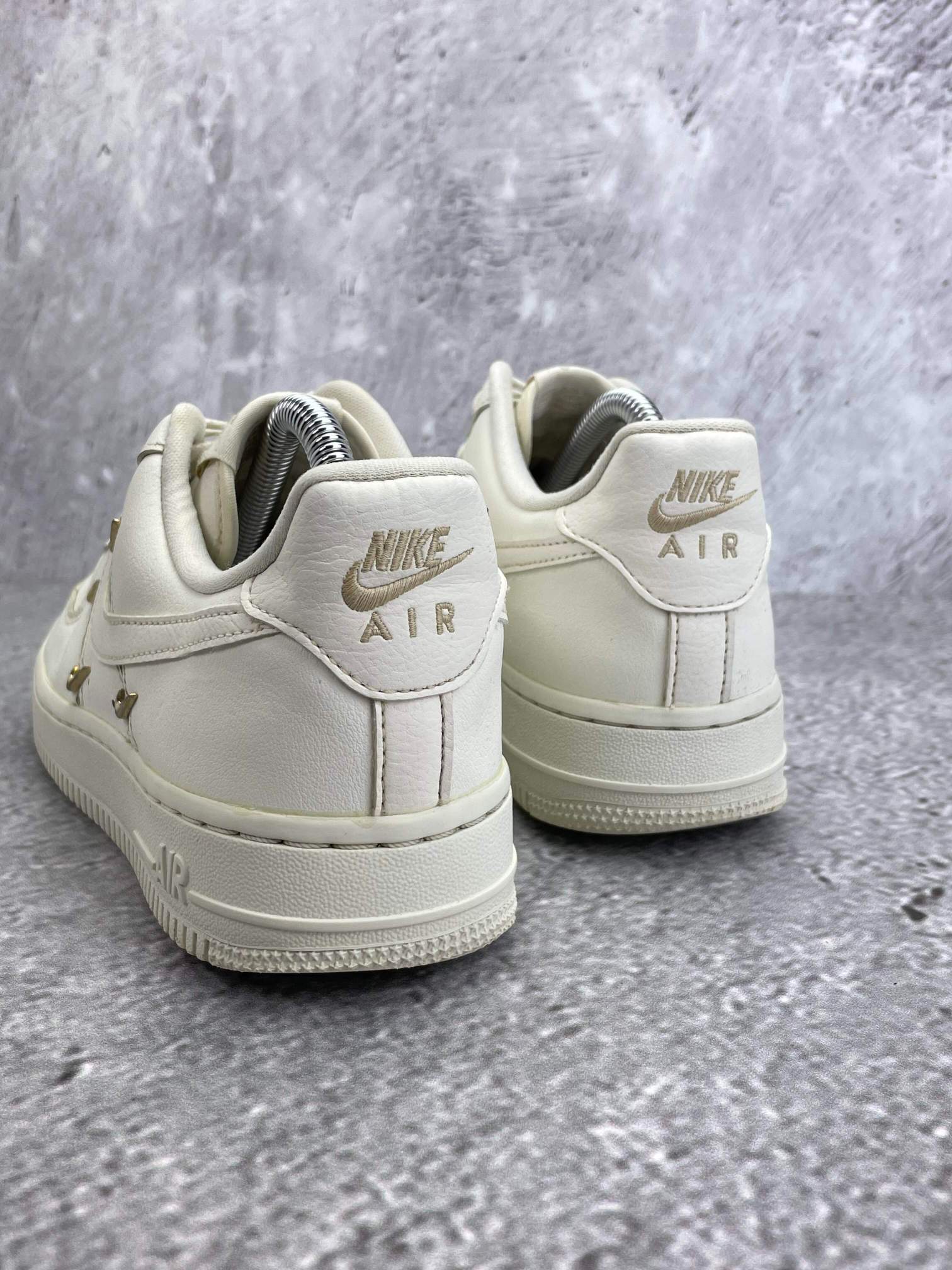 Nike Air Force 1 Low — buty sportowe damskie w bardzo dobrym stanie rozmiar 38, widok z tyłu