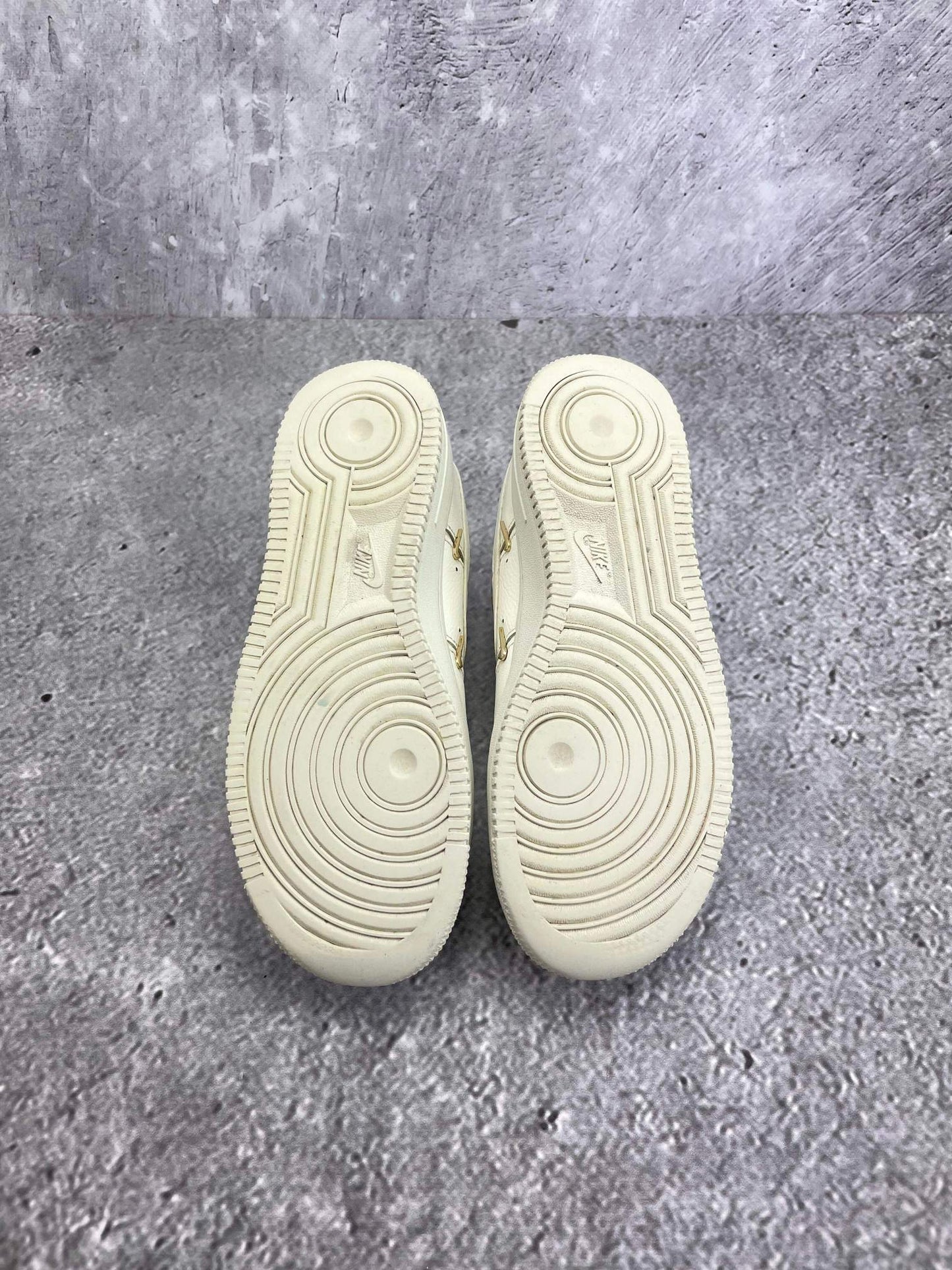 Nike Air Force 1 Low — buty sportowe damskie w bardzo dobrym stanie rozmiar 38, podeszwa