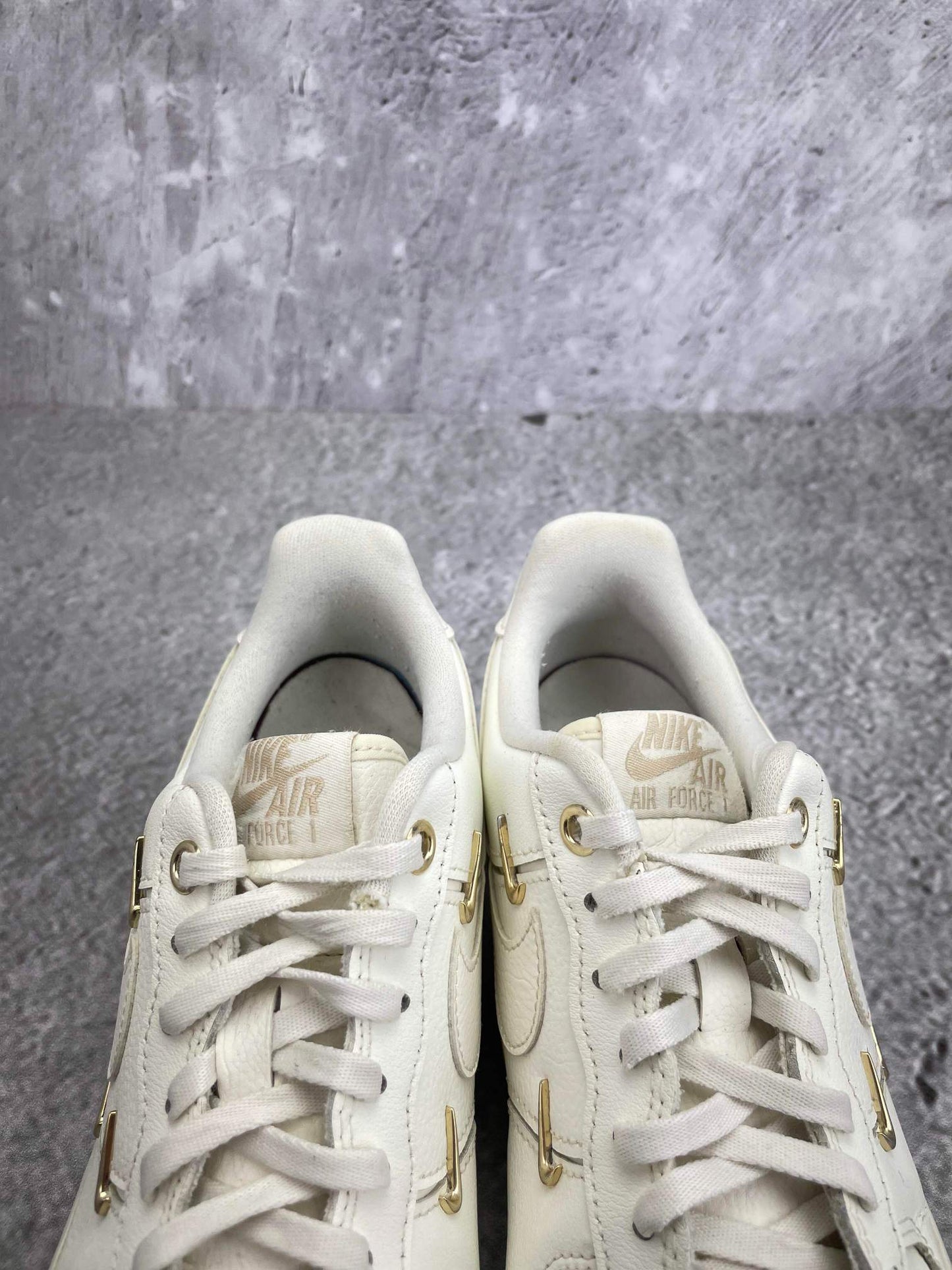 Nike Air Force 1 Low — buty sportowe damskie w bardzo dobrym stanie rozmiar 38, zapiętki butów