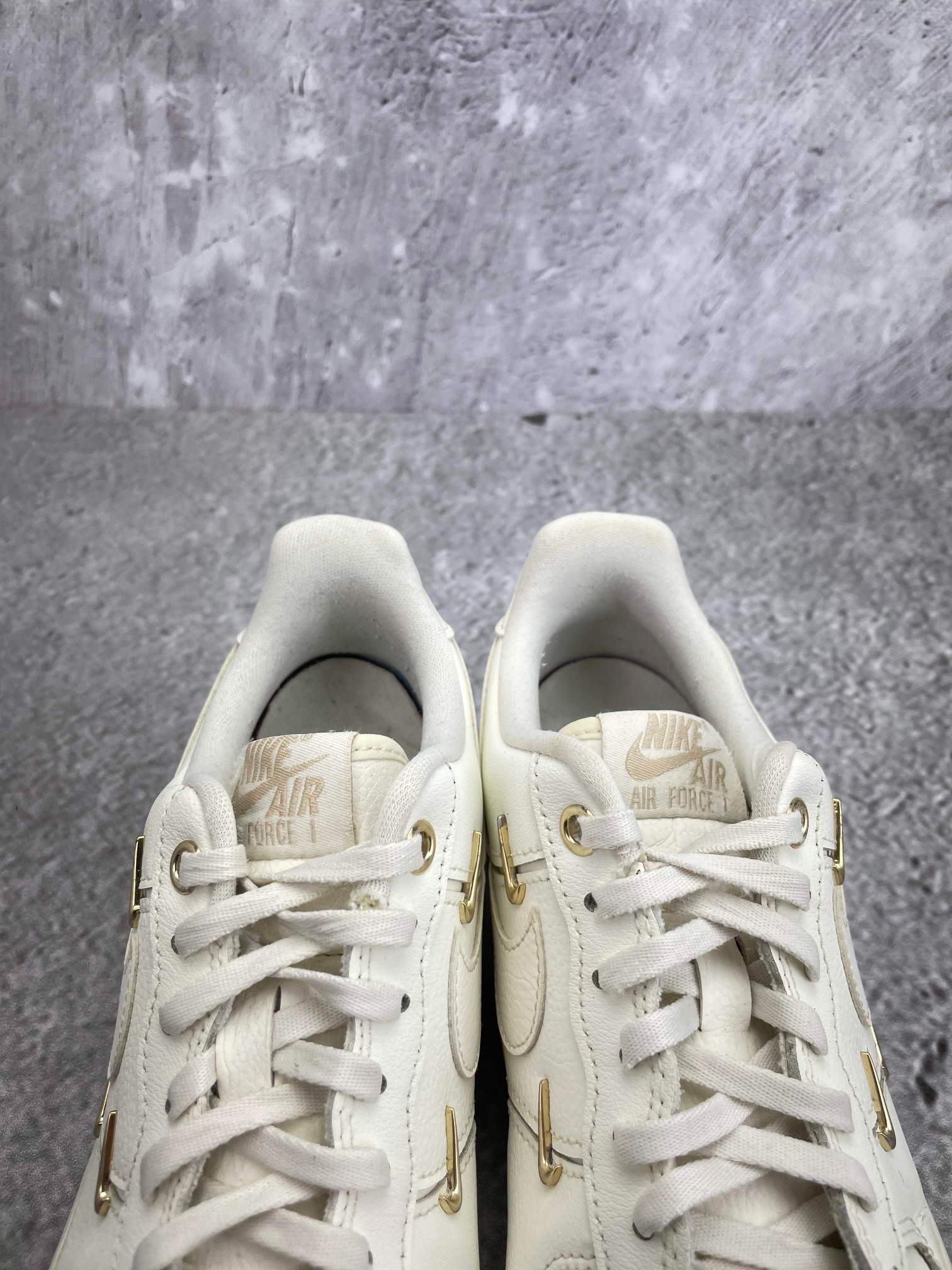 Nike Air Force 1 Low — buty sportowe damskie w bardzo dobrym stanie rozmiar 38, zapiętki butów