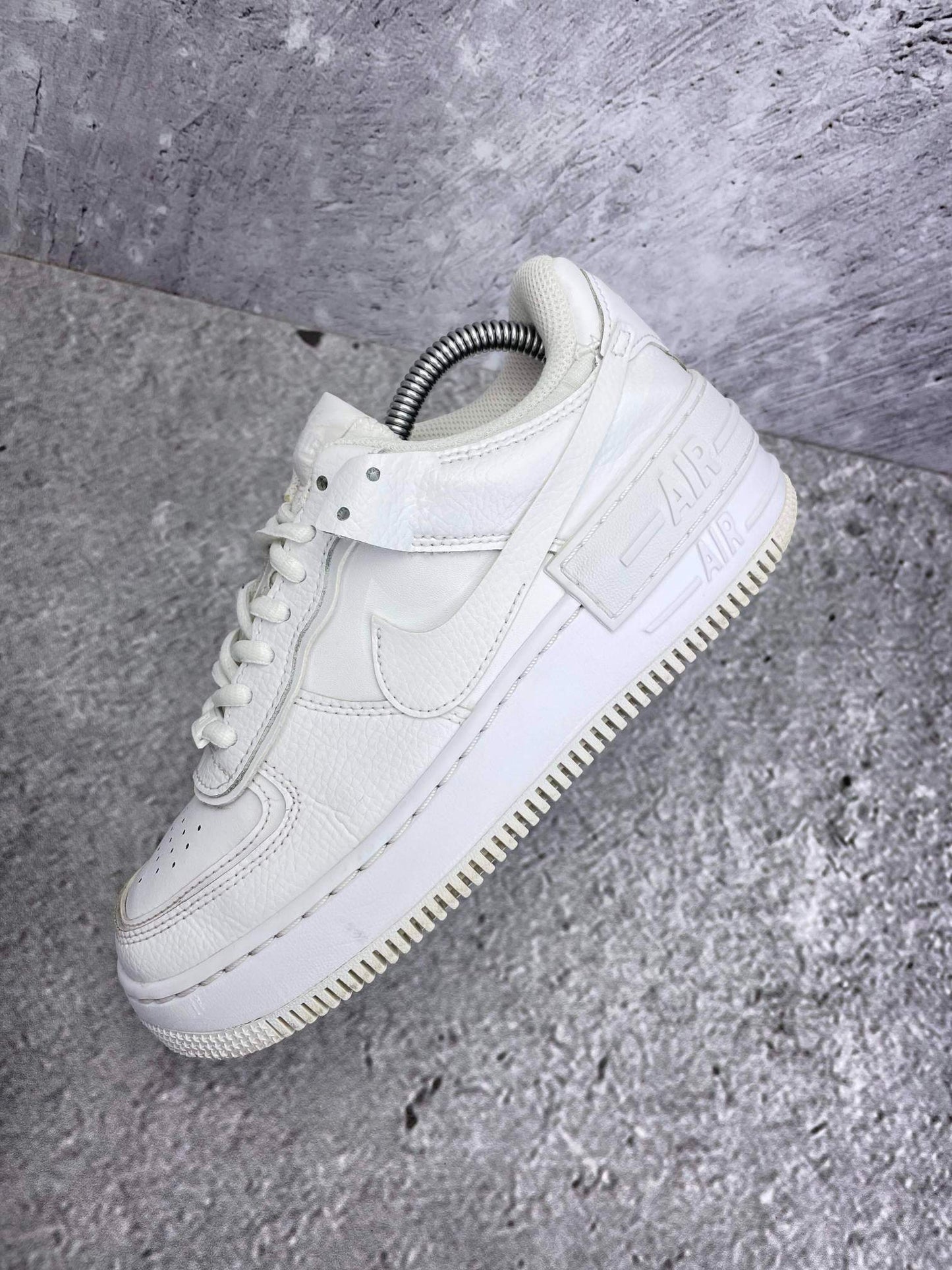 Nike Air Force 1 Shadow Triple White — buty sportowe damskie w bardzo dobrym stanie rozmiar 36.5, zewnętrzny panel lewego buta