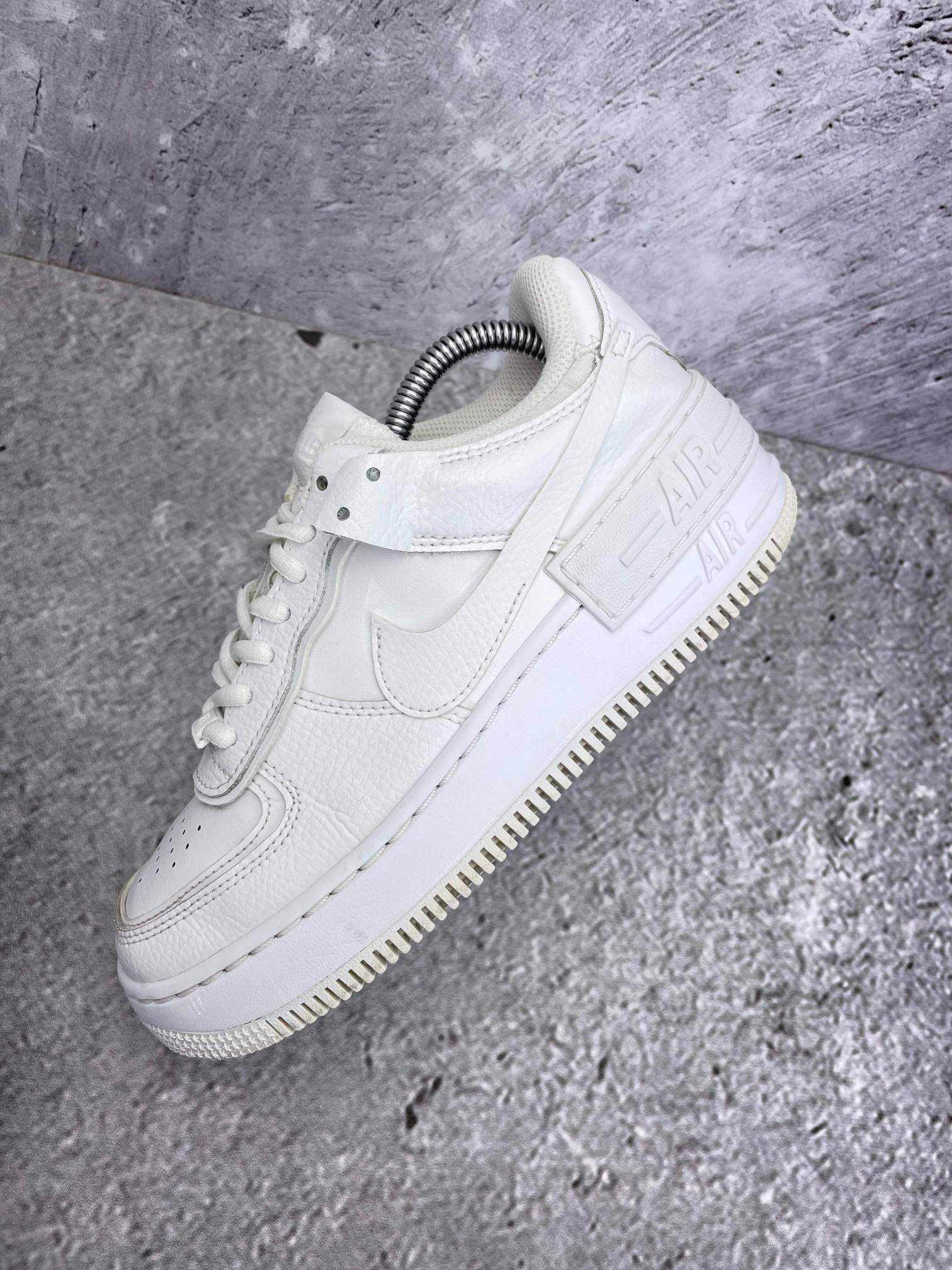 Nike Air Force 1 Shadow Triple White — buty sportowe damskie w bardzo dobrym stanie rozmiar 36.5, zewnętrzny panel lewego buta