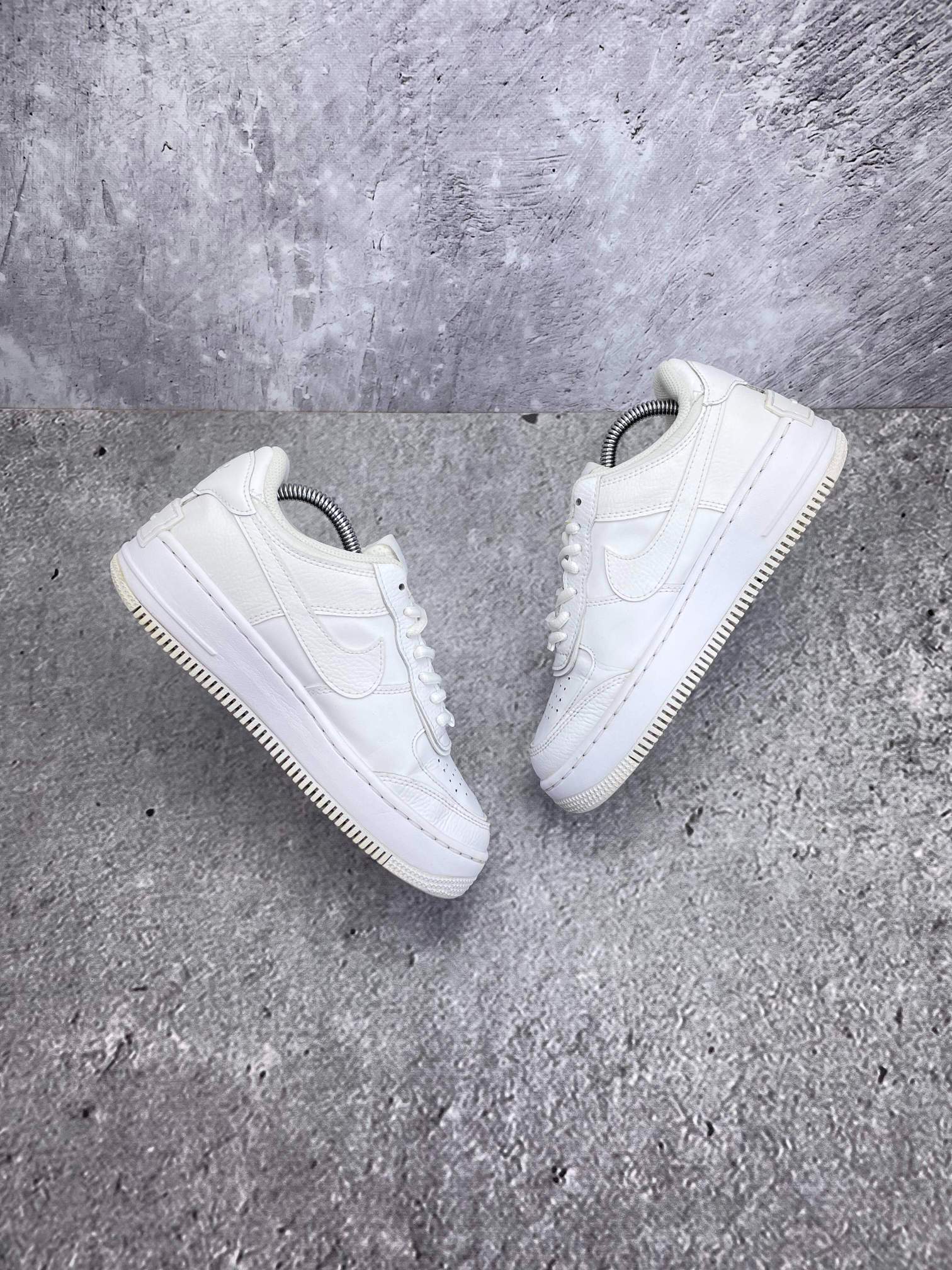Nike Air Force 1 Shadow Triple White — buty sportowe damskie w bardzo dobrym stanie rozmiar 36.5, widok z góry na wewnętrzną stronę butów