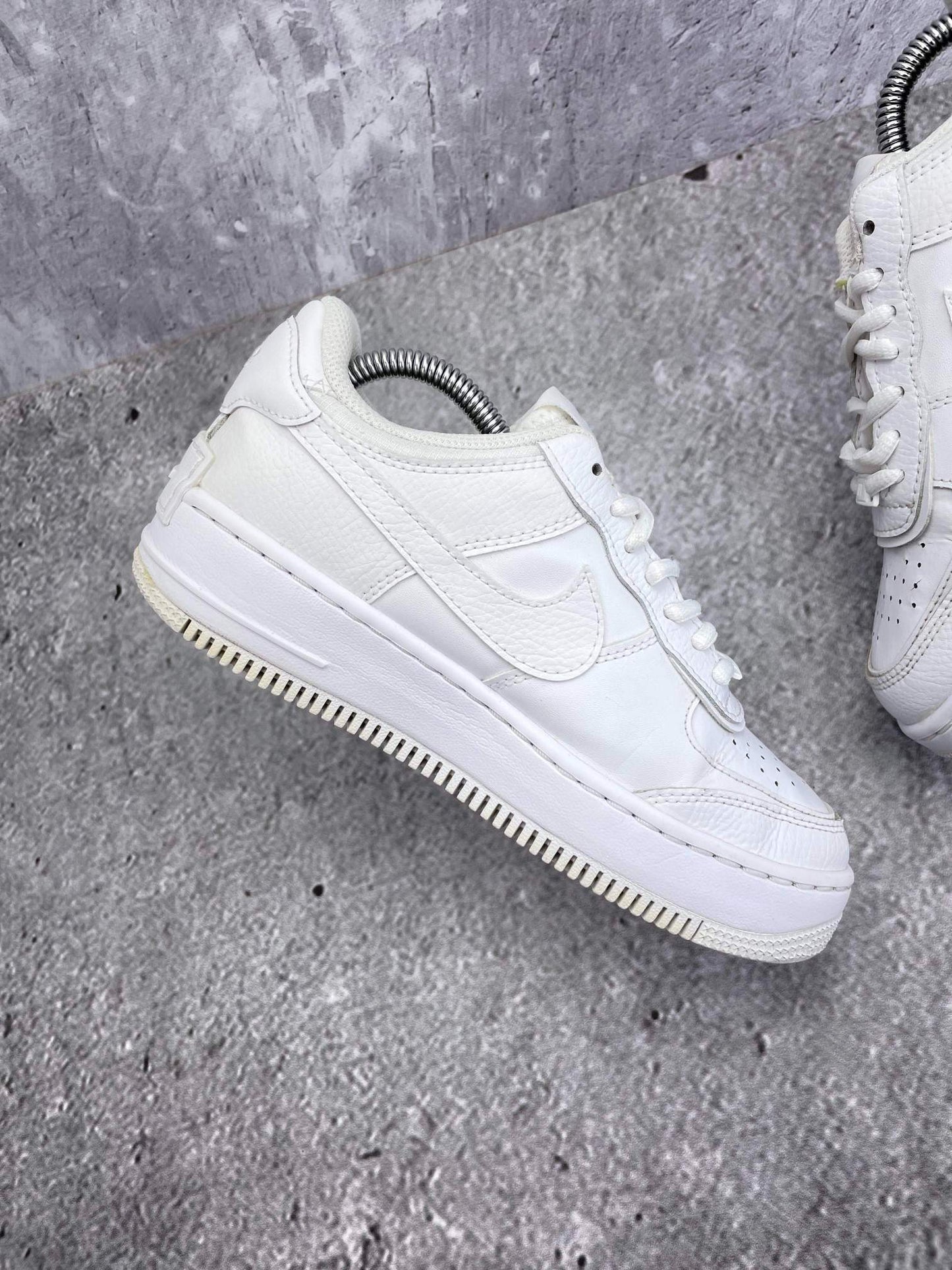 Nike Air Force 1 Shadow Triple White — buty sportowe damskie w bardzo dobrym stanie rozmiar 36.5, wewnętrzny panel lewego buta