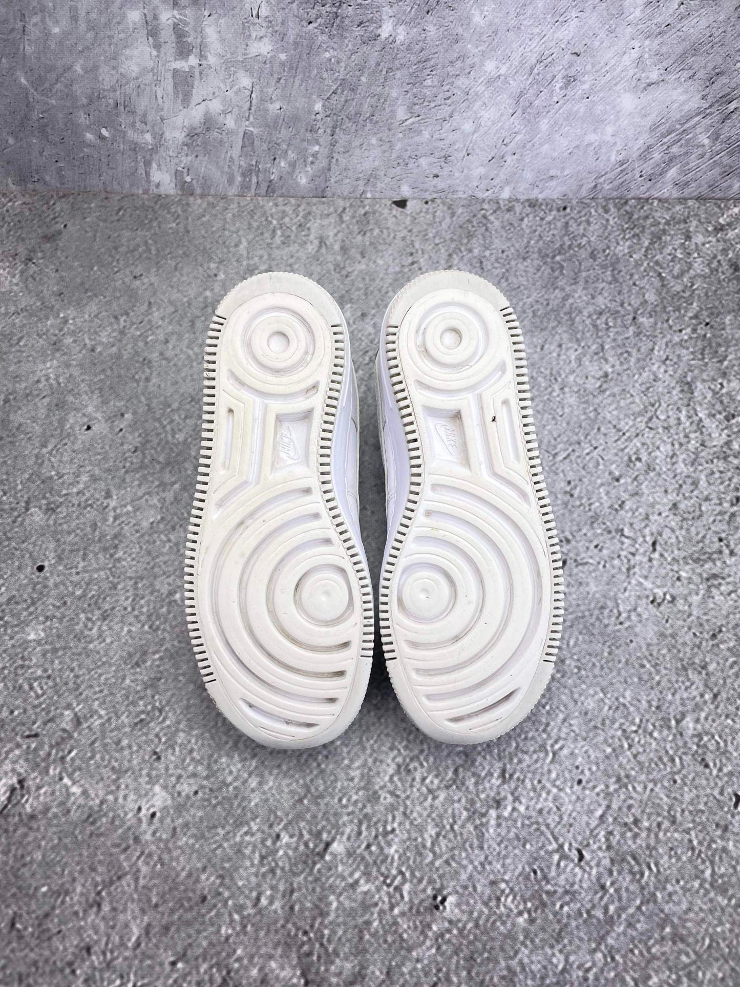 Nike Air Force 1 Shadow Triple White — buty sportowe damskie w bardzo dobrym stanie rozmiar 36.5, podeszwa