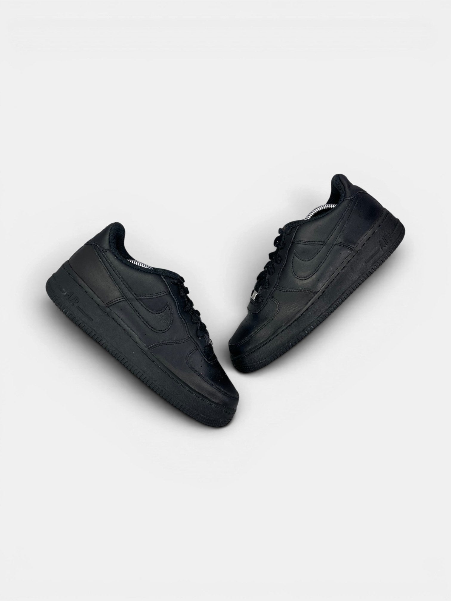 Nike Air Force 1 Low Triple Black — buty sportowe męskie w bardzo dobrym stanie rozmiar 40, widok z góry na zewnętrzną stronę butów