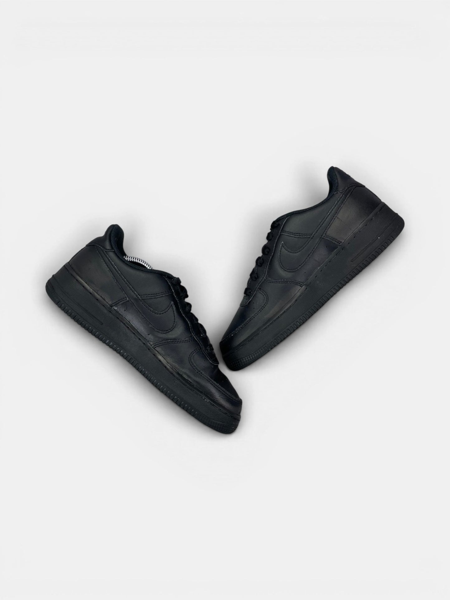 Nike Air Force 1 Low Triple Black — buty sportowe męskie w bardzo dobrym stanie rozmiar 40, zewnętrzny panel prawego buta