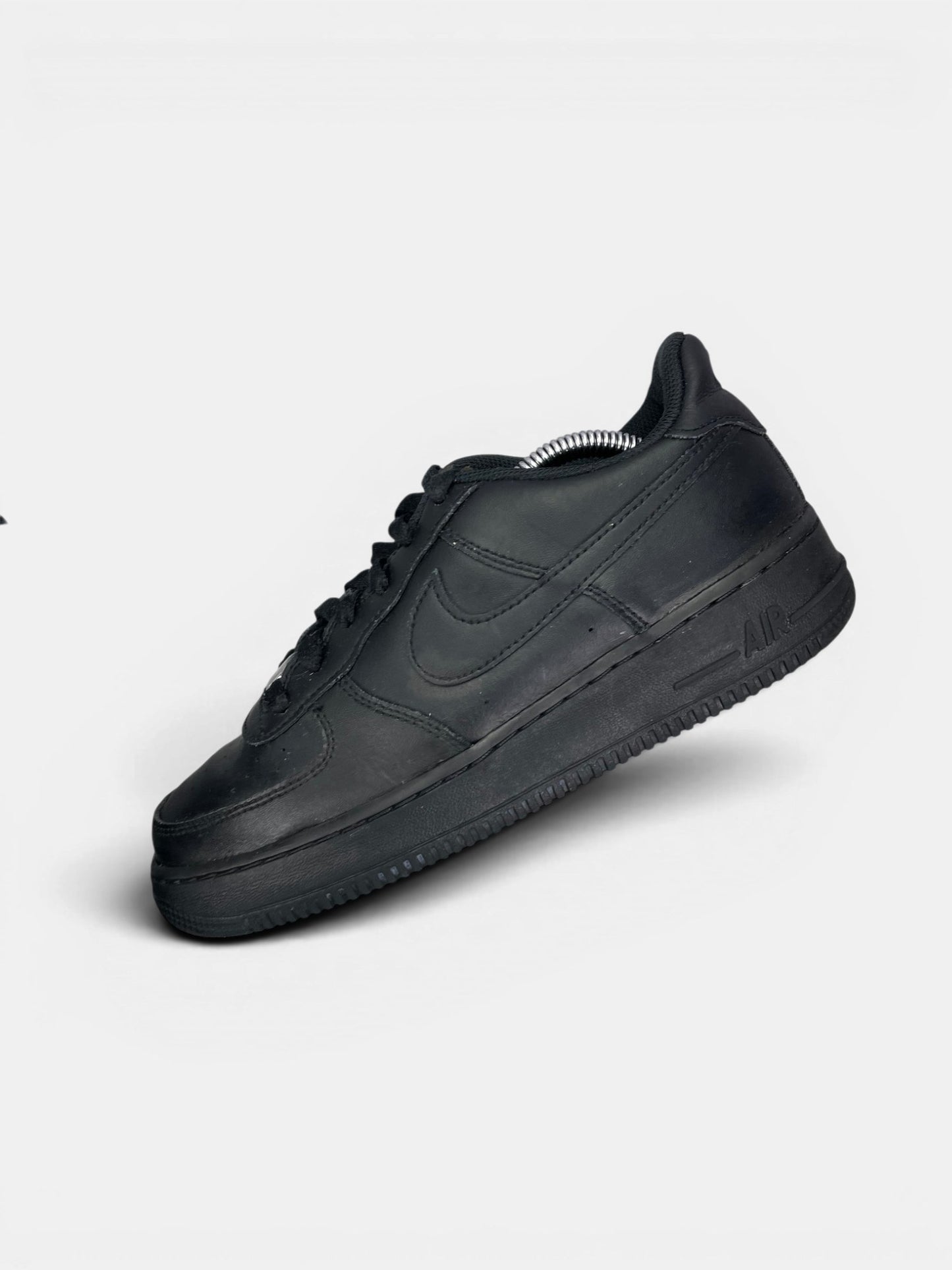 Nike Air Force 1 Low Triple Black — buty sportowe męskie w bardzo dobrym stanie rozmiar 40, widok z góry na wewnętrzną stronę butów