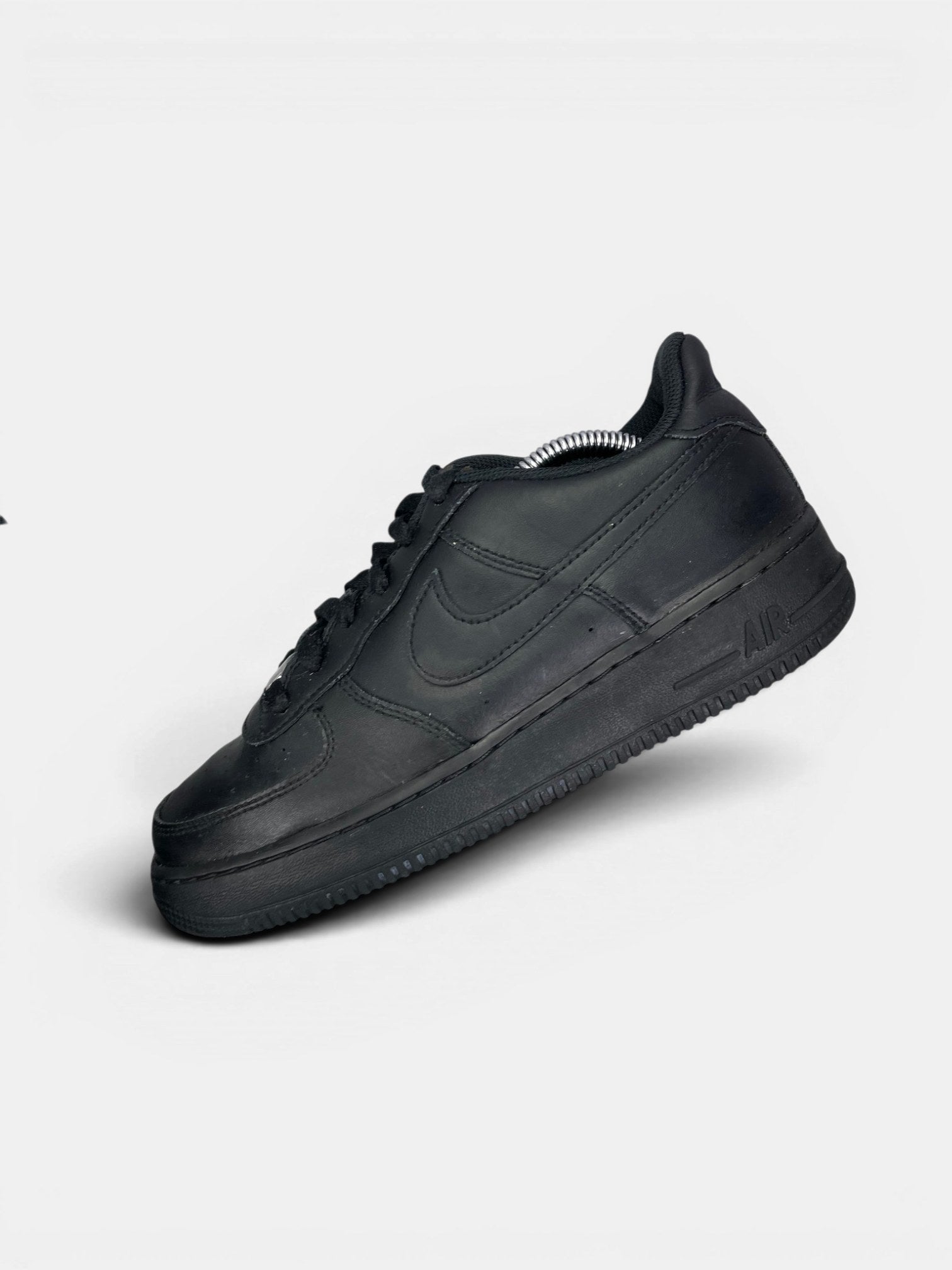 Nike Air Force 1 Low Triple Black — buty sportowe męskie w bardzo dobrym stanie rozmiar 40, widok z góry na wewnętrzną stronę butów