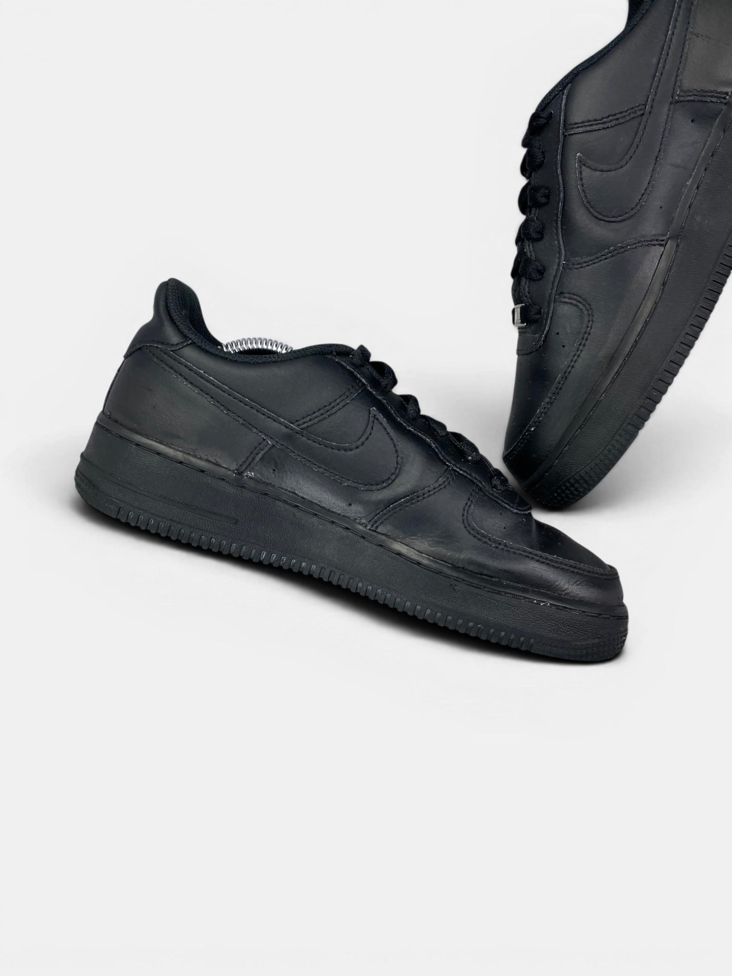 Nike Air Force 1 Low Triple Black — buty sportowe męskie w bardzo dobrym stanie rozmiar 40, wewnętrzny panel lewego buta