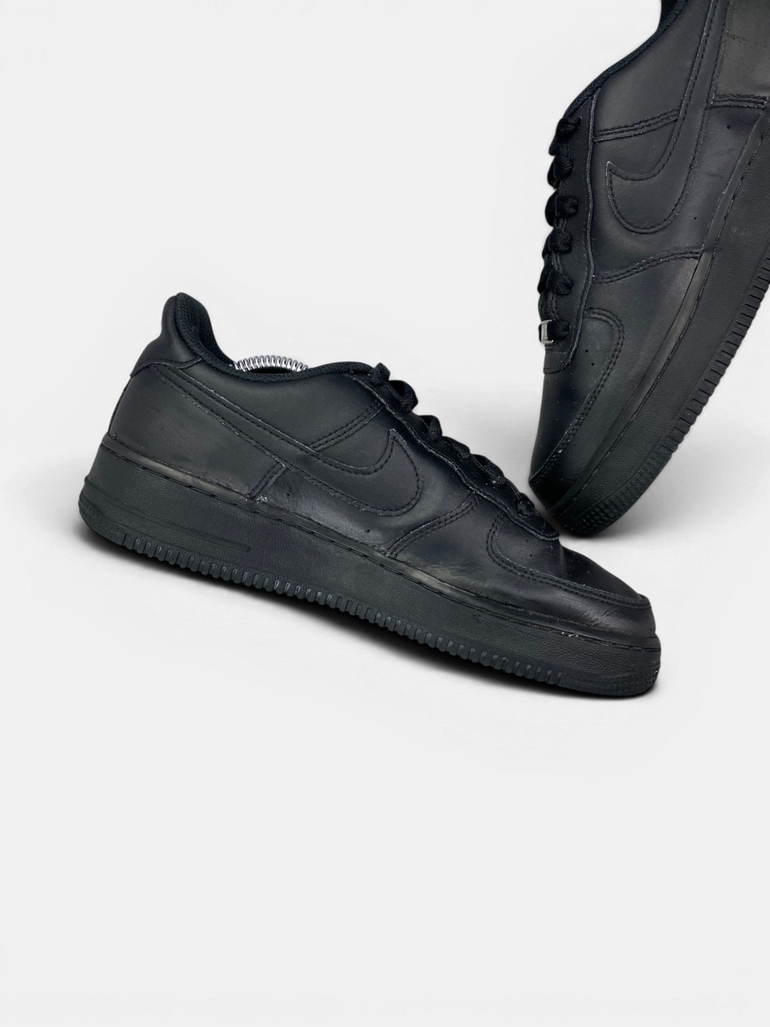 Nike Air Force 1 Low Triple Black — buty sportowe męskie w bardzo dobrym stanie rozmiar 40, wewnętrzny panel lewego buta