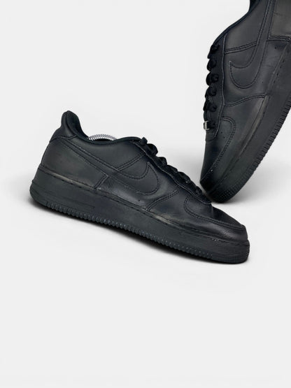 Nike Air Force 1 Low Triple Black — buty sportowe męskie w bardzo dobrym stanie rozmiar 40, wewnętrzny panel lewego buta