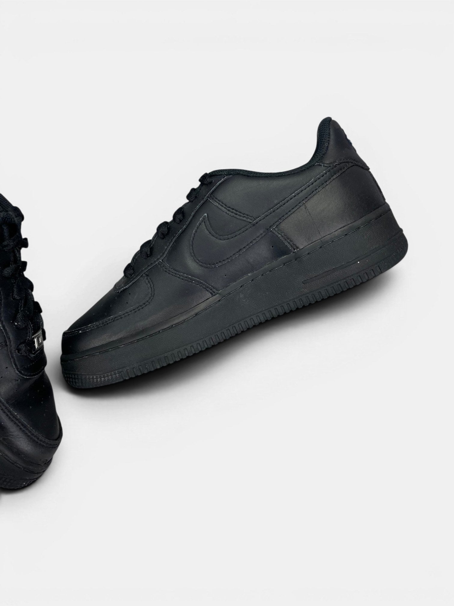 Nike Air Force 1 Low Triple Black — buty sportowe męskie w bardzo dobrym stanie rozmiar 40, wewnętrzny panel prawego buta