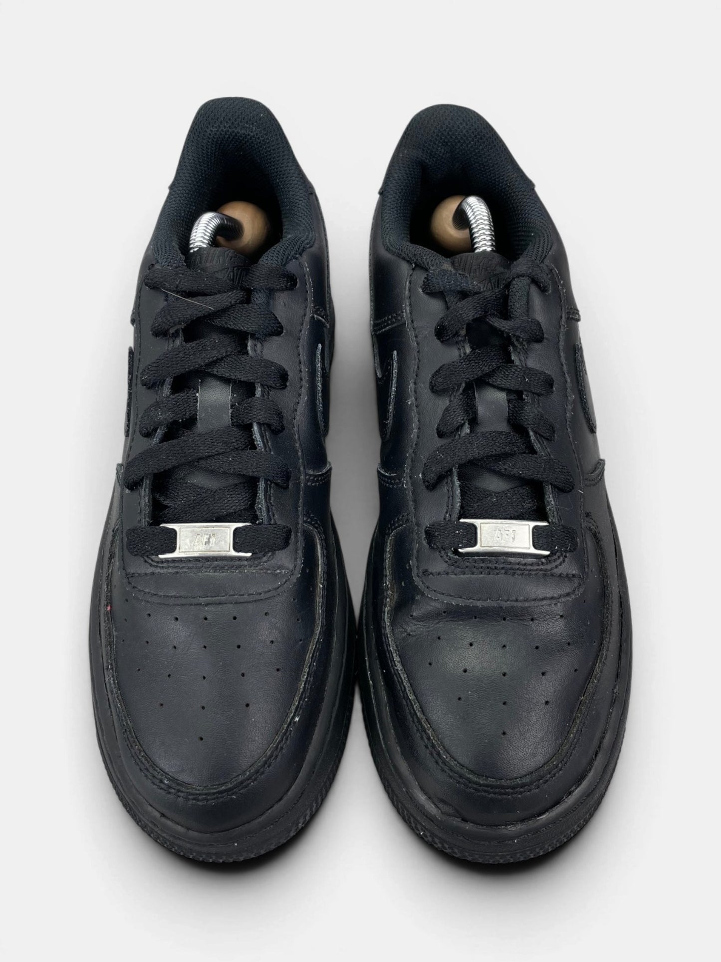 Nike Air Force 1 Low Triple Black — buty sportowe męskie w bardzo dobrym stanie rozmiar 40, widok z góry