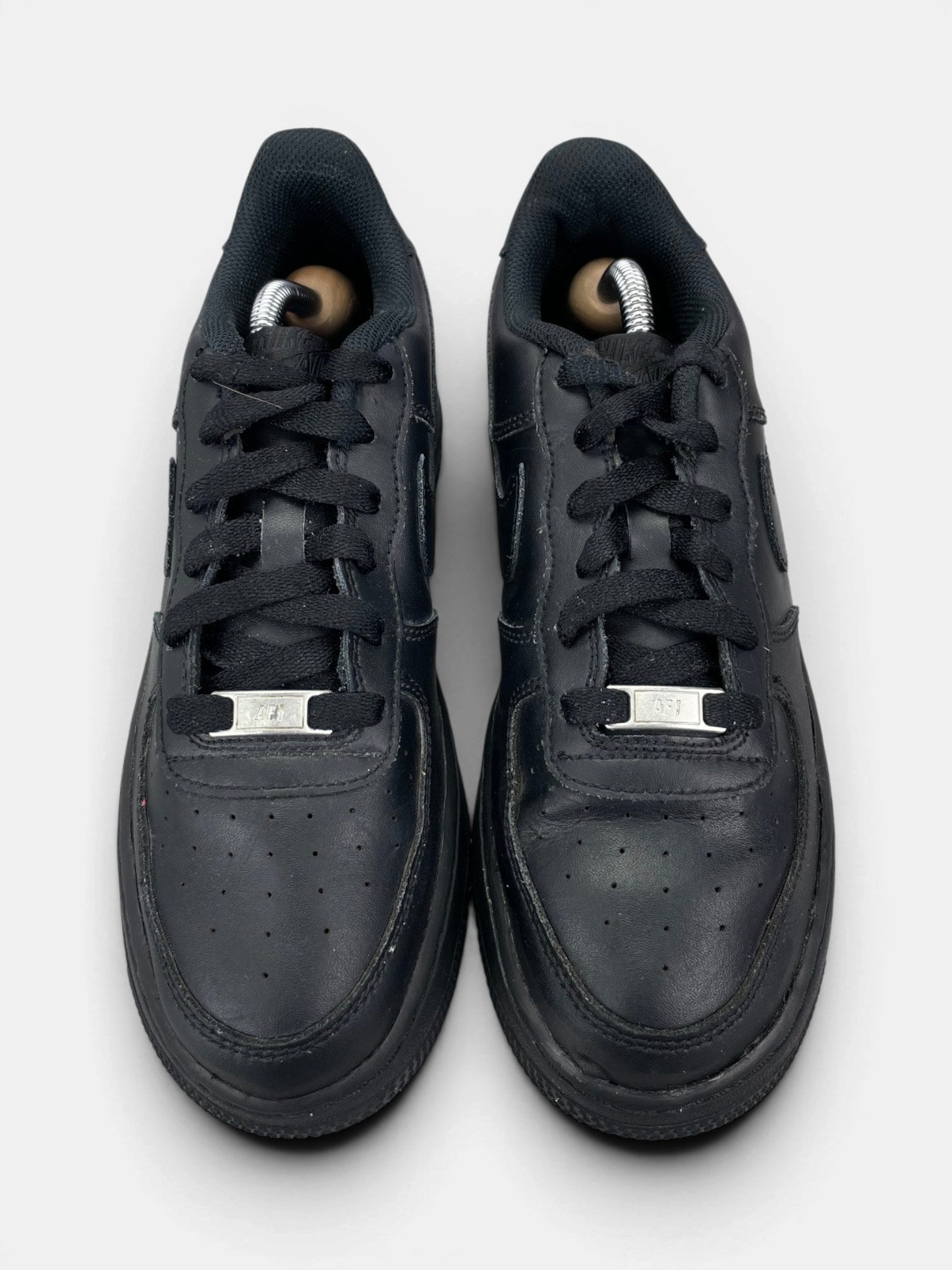 Nike Air Force 1 Low Triple Black — buty sportowe męskie w bardzo dobrym stanie rozmiar 40, widok z góry