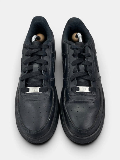 Nike Air Force 1 Low Triple Black — buty sportowe męskie w bardzo dobrym stanie rozmiar 40, widok z góry
