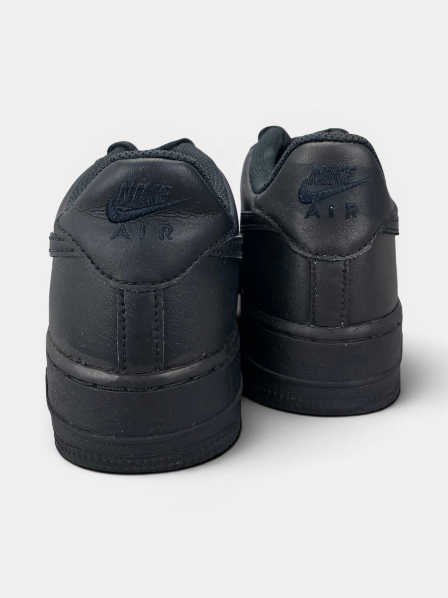 Nike Air Force 1 Low Triple Black — buty sportowe męskie w bardzo dobrym stanie rozmiar 40, widok z tyłu