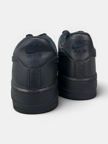 Nike Air Force 1 Low Triple Black — buty sportowe męskie w bardzo dobrym stanie rozmiar 40, widok z tyłu