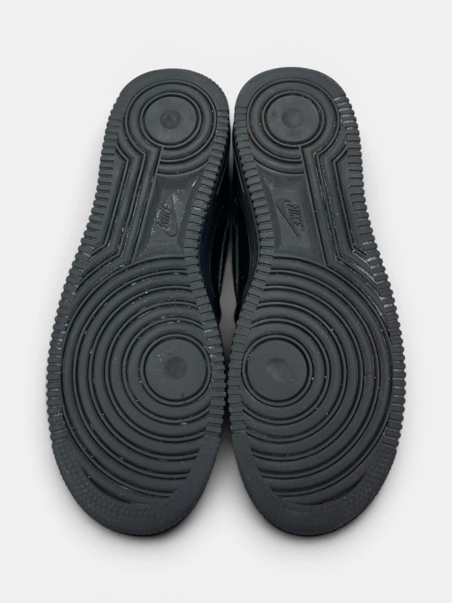 Nike Air Force 1 Low Triple Black — buty sportowe męskie w bardzo dobrym stanie rozmiar 40, podeszwa