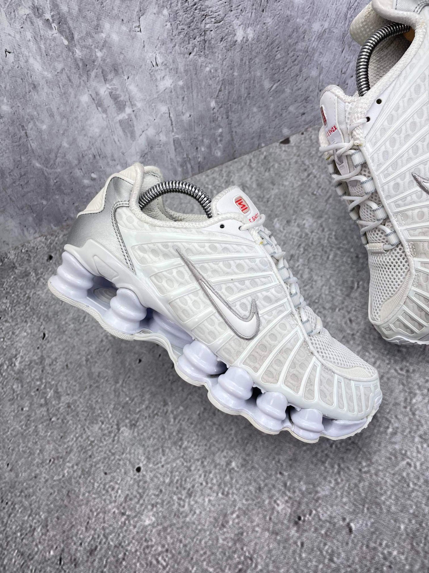 Nike Shox TL AR3566-100 - buty sportowe, zewnętrzny panel prawego buta