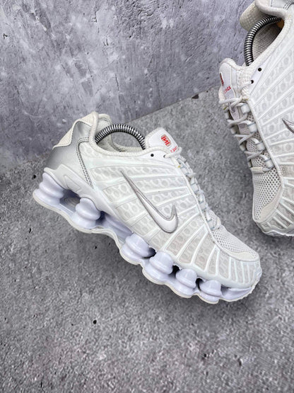 Nike Shox TL AR3566-100 - buty sportowe, zewnętrzny panel prawego buta