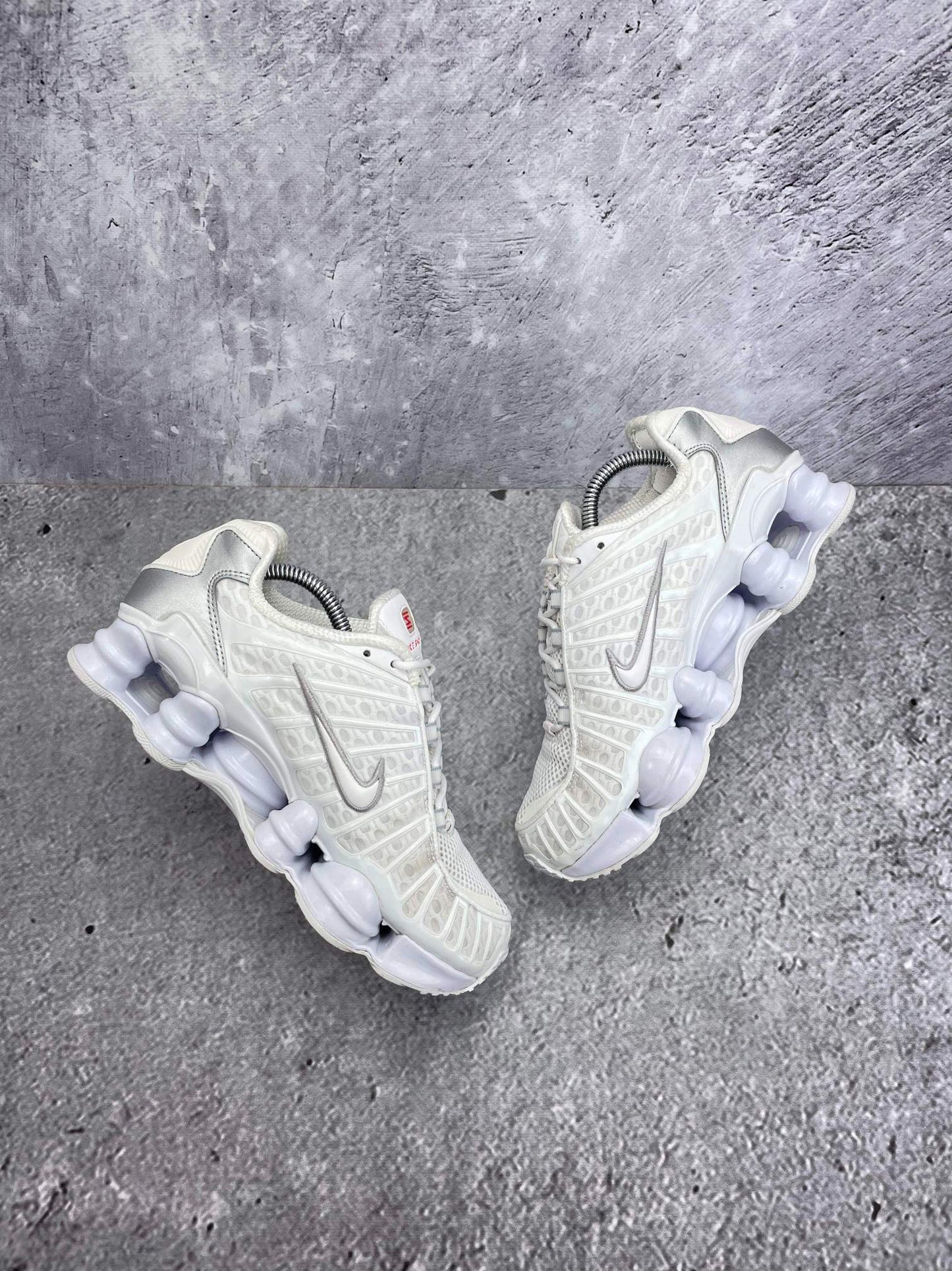 Nike Shox TL AR3566-100 - buty sportowe, widok z góry na wewnętrzną stronę butów