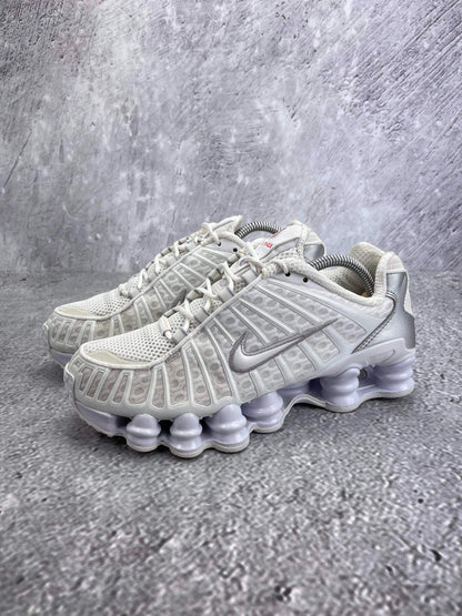 Nike Shox TL AR3566-100 - buty sportowe, widok z boku na tle studyjnym