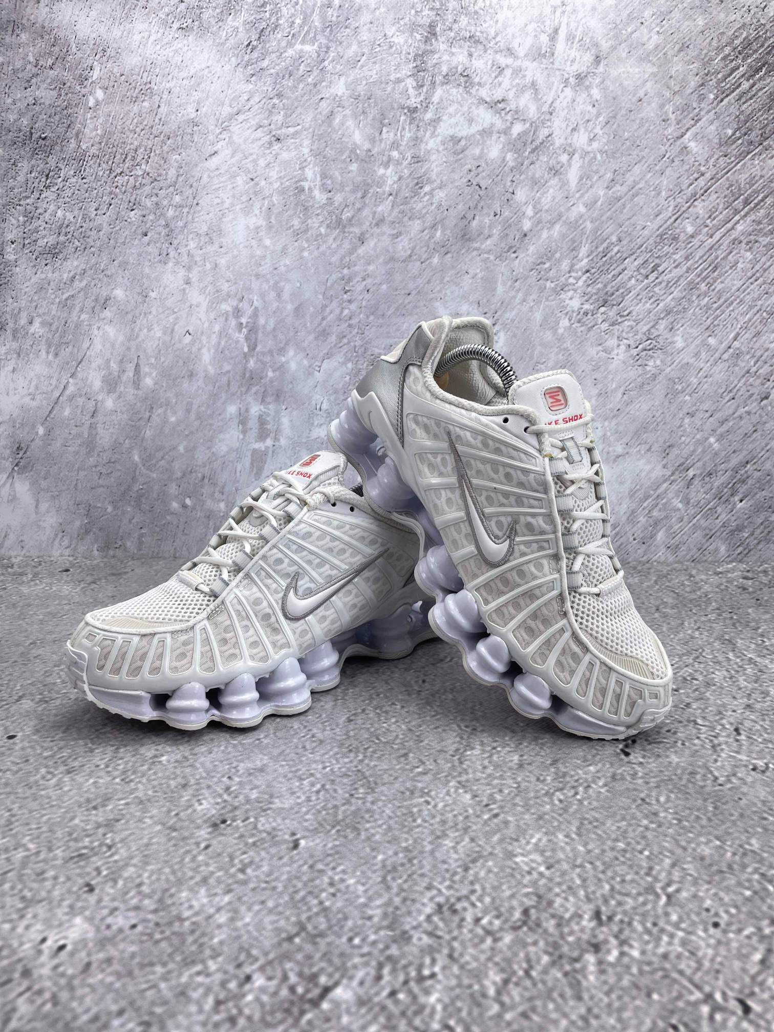 Nike Shox TL AR3566-100 - buty sportowe, para butów, widok z boku na tle studyjnym