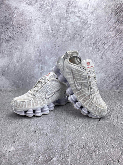 Nike Shox TL AR3566-100 - buty sportowe, para butów, widok z boku na tle studyjnym