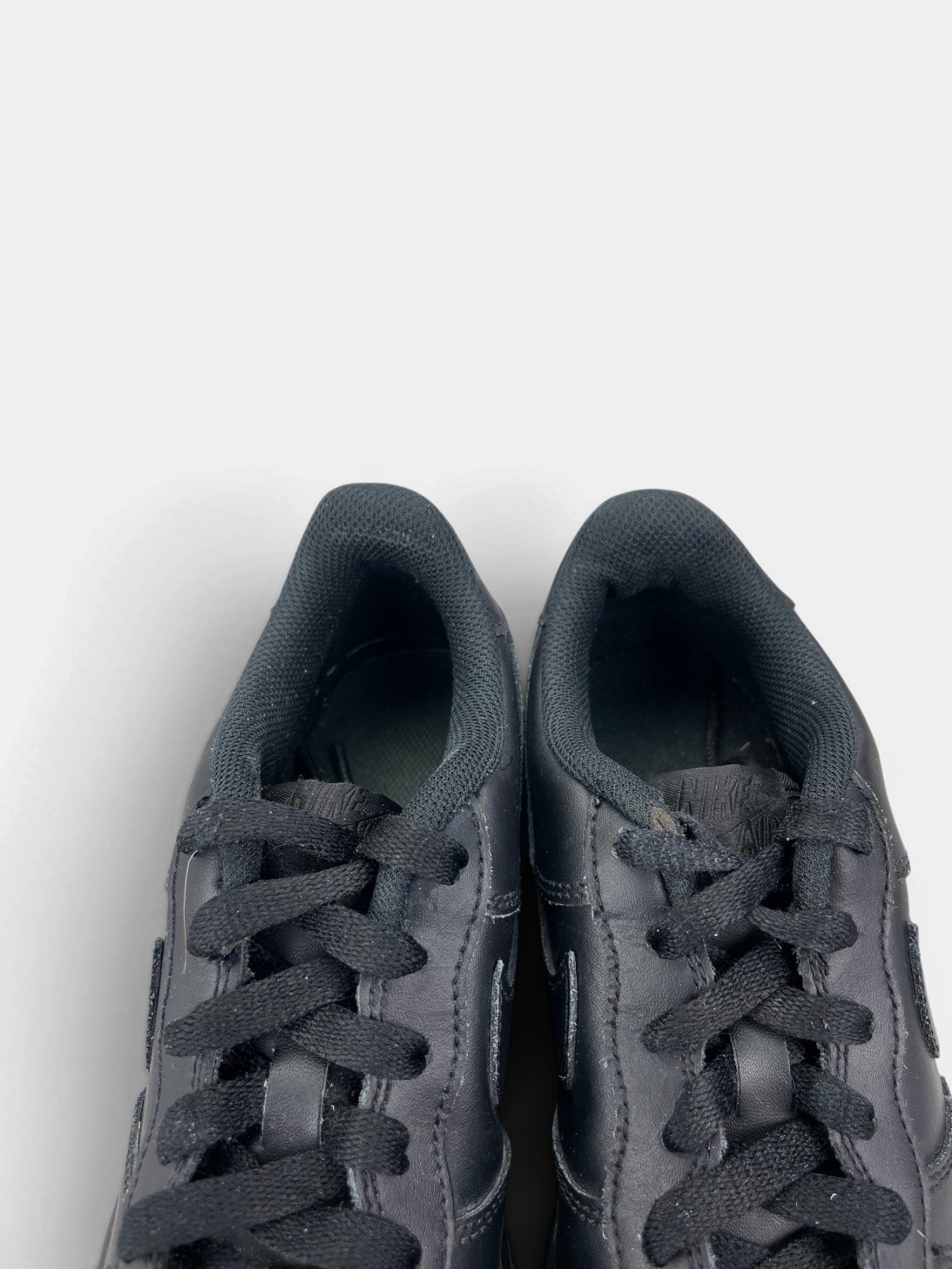 Nike Air Force 1 Low Triple Black — buty sportowe męskie w bardzo dobrym stanie rozmiar 40, zapiętki butów