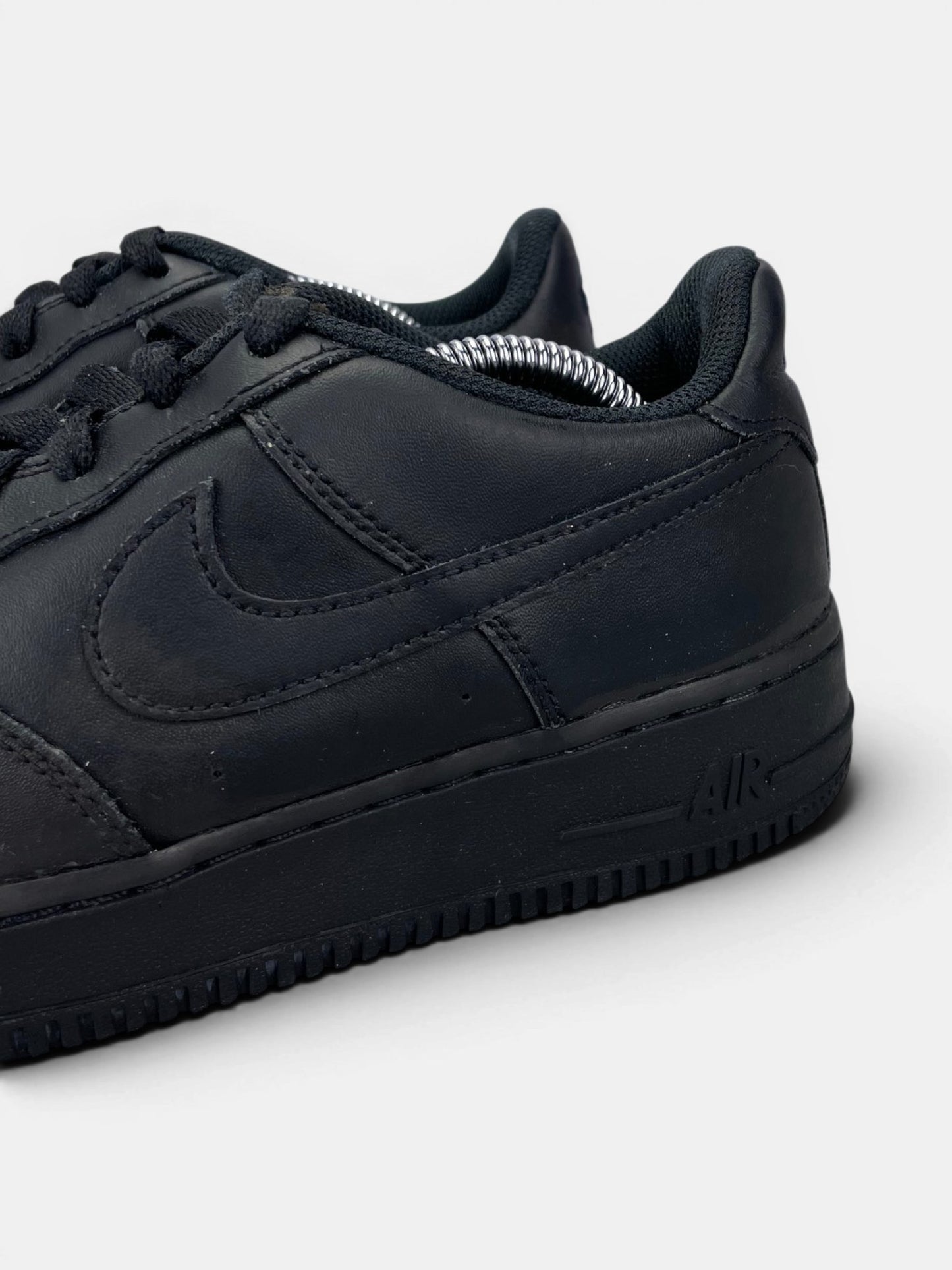 Nike Air Force 1 Low Triple Black — buty sportowe męskie w bardzo dobrym stanie rozmiar 40, opcjonalne zdjęcie 1