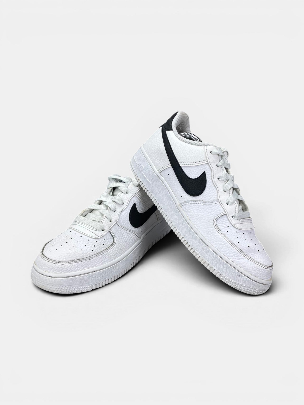 Nike Air Force 1 Low '07 White Black — buty sportowe damskie w bardzo dobrym stanie rozmiar 39, boczny profil